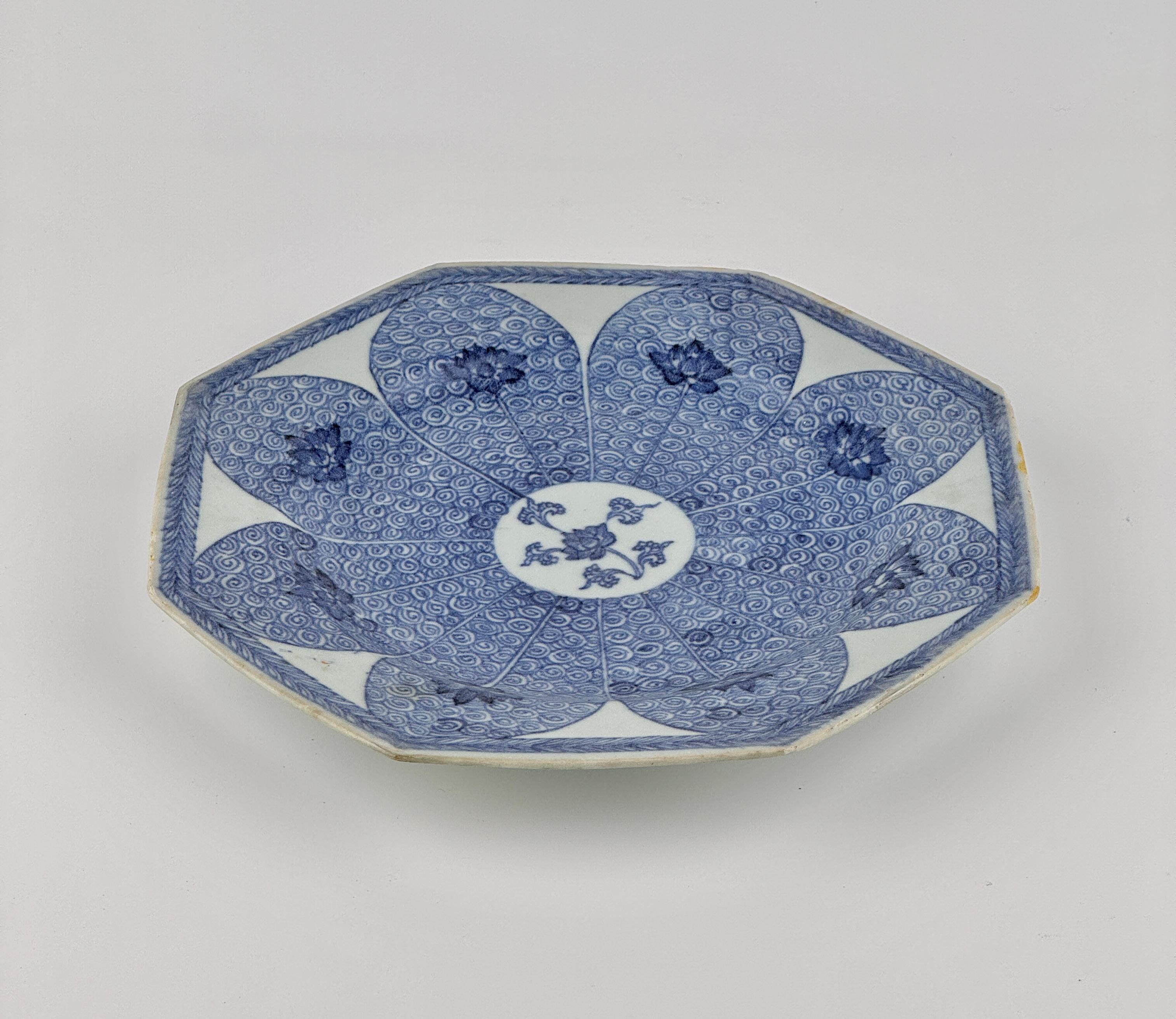 Vietnamien Plat à motif de lotus du bateau de MauCA Circa 1725, Dynastie Qing, règne de Yongzheng en vente