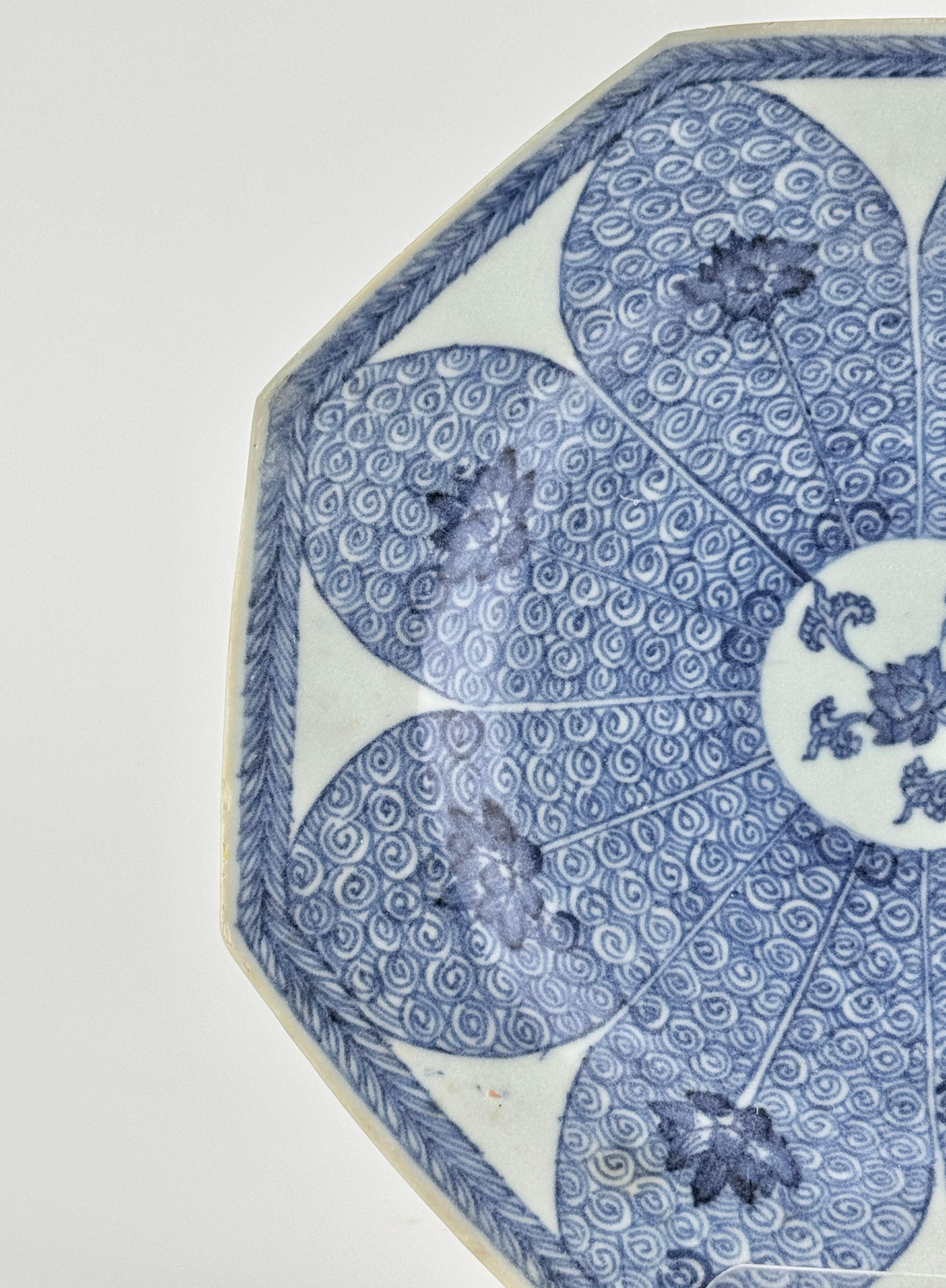 Vernissé Plat à motif de lotus du bateau de MauCA Circa 1725, Dynastie Qing, règne de Yongzheng en vente