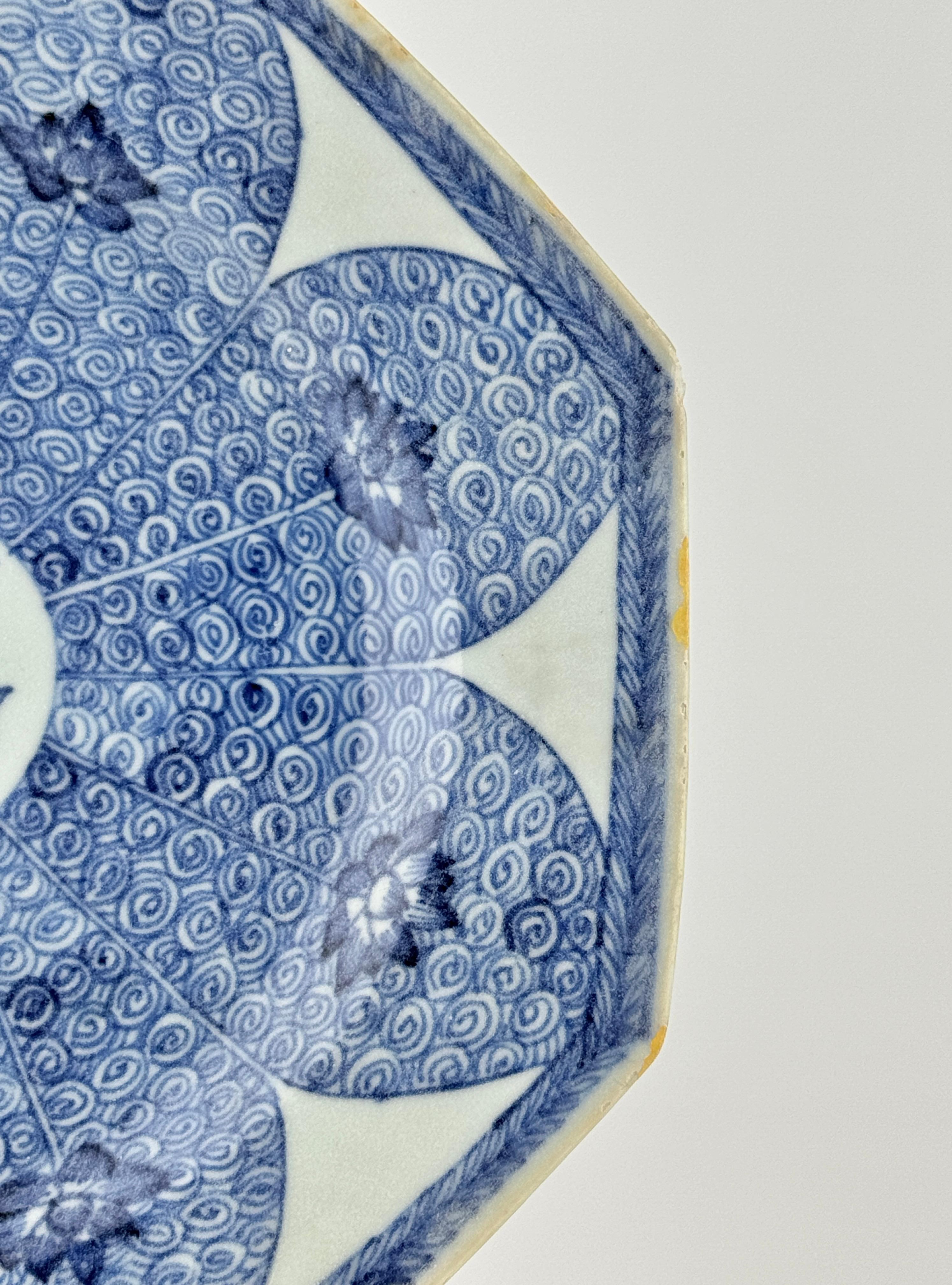 Plat à motif de lotus du bateau de MauCA Circa 1725, Dynastie Qing, règne de Yongzheng Bon état - En vente à seoul, KR
