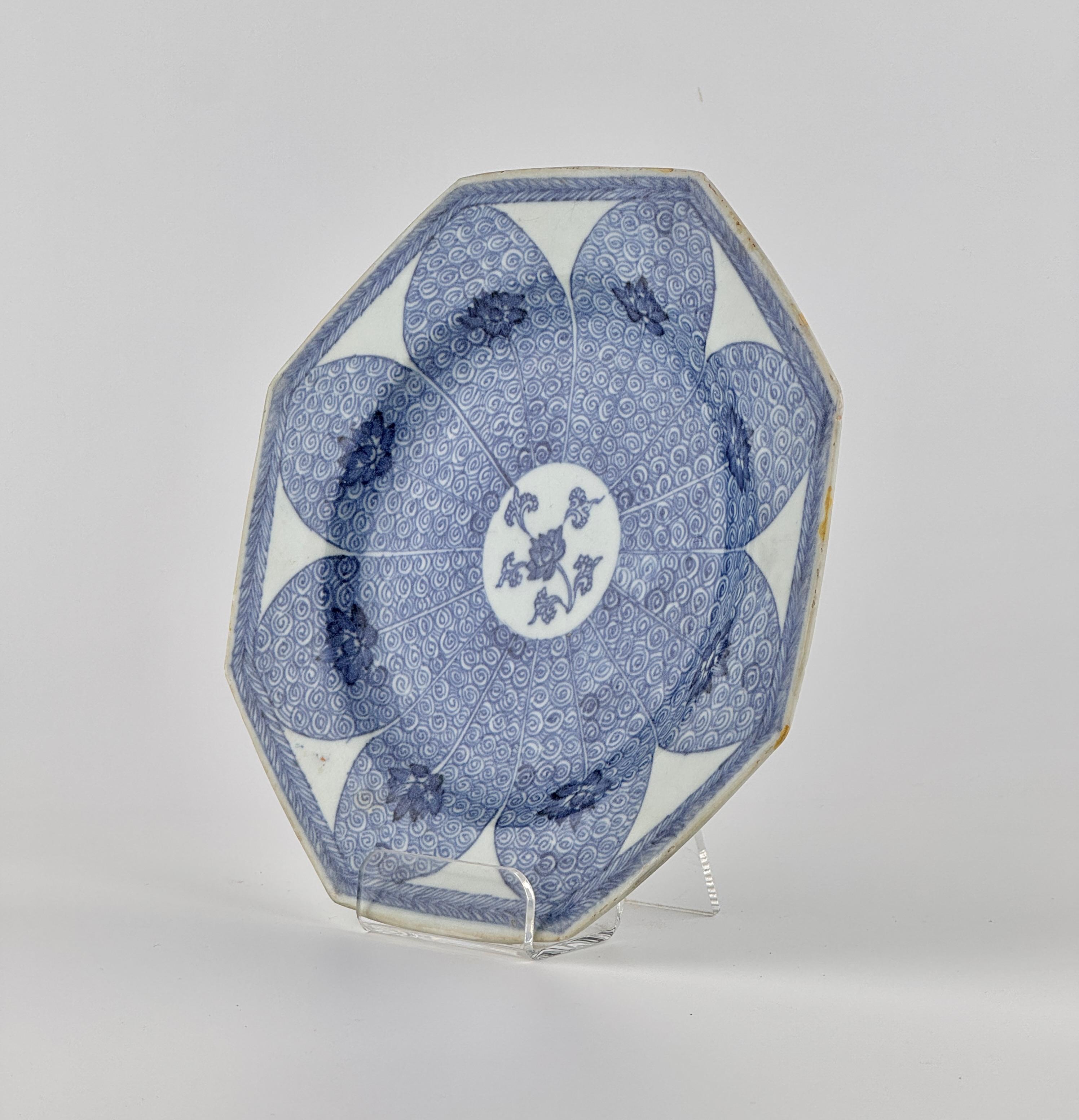 XVIIIe siècle Plat à motif de lotus du bateau de MauCA Circa 1725, Dynastie Qing, règne de Yongzheng en vente