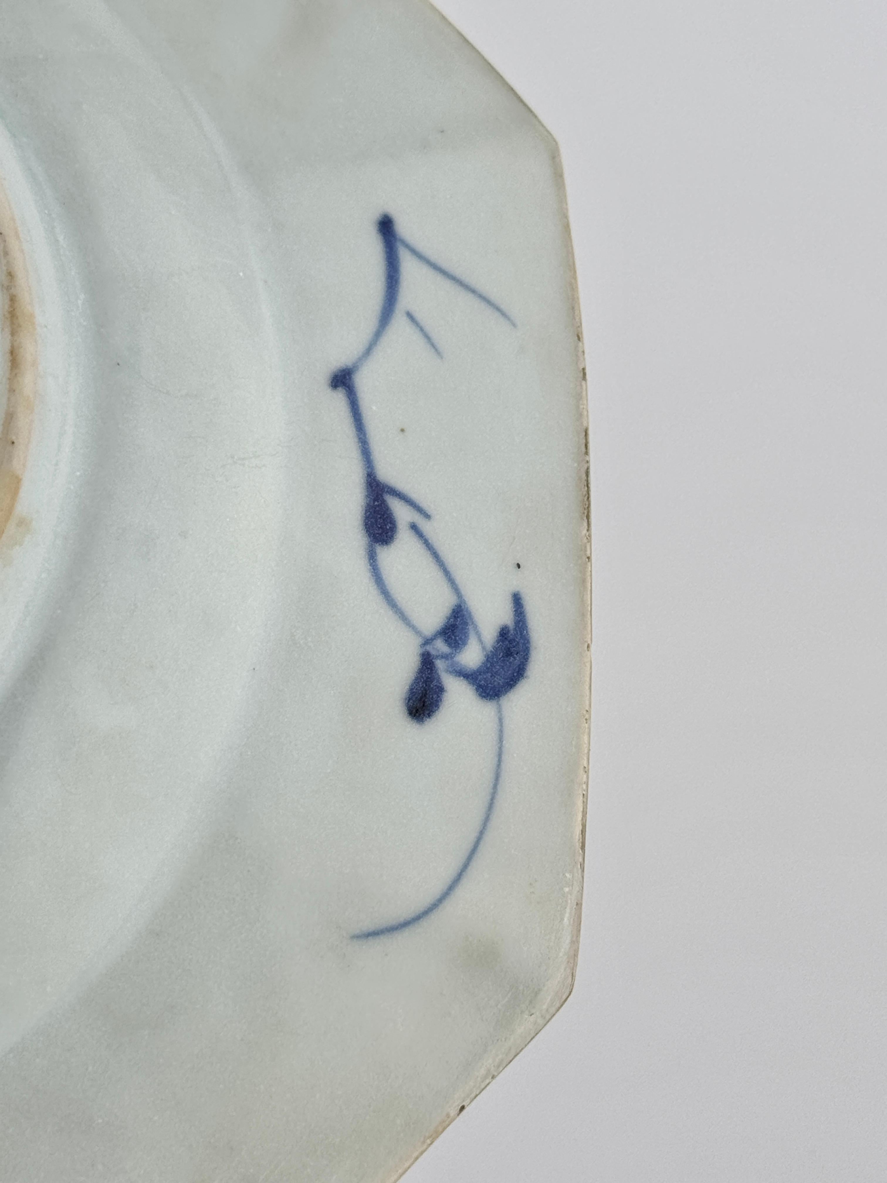 Plat à motif de lotus du bateau de MauCA Circa 1725, Dynastie Qing, règne de Yongzheng en vente 2