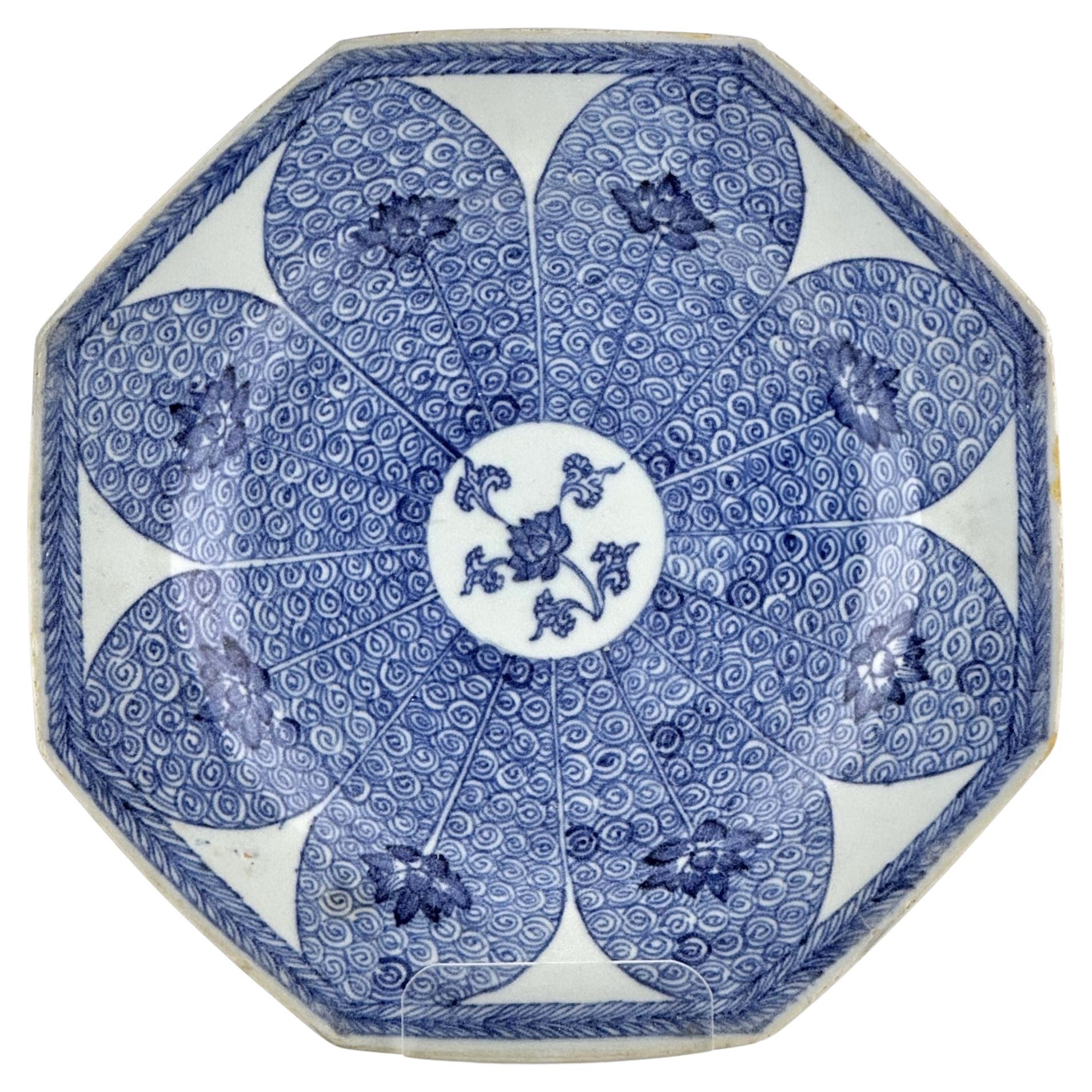 Piatto con motivo a loto della nave Mau Mau Circa 1725, dinastia Qing, regno Yongzheng