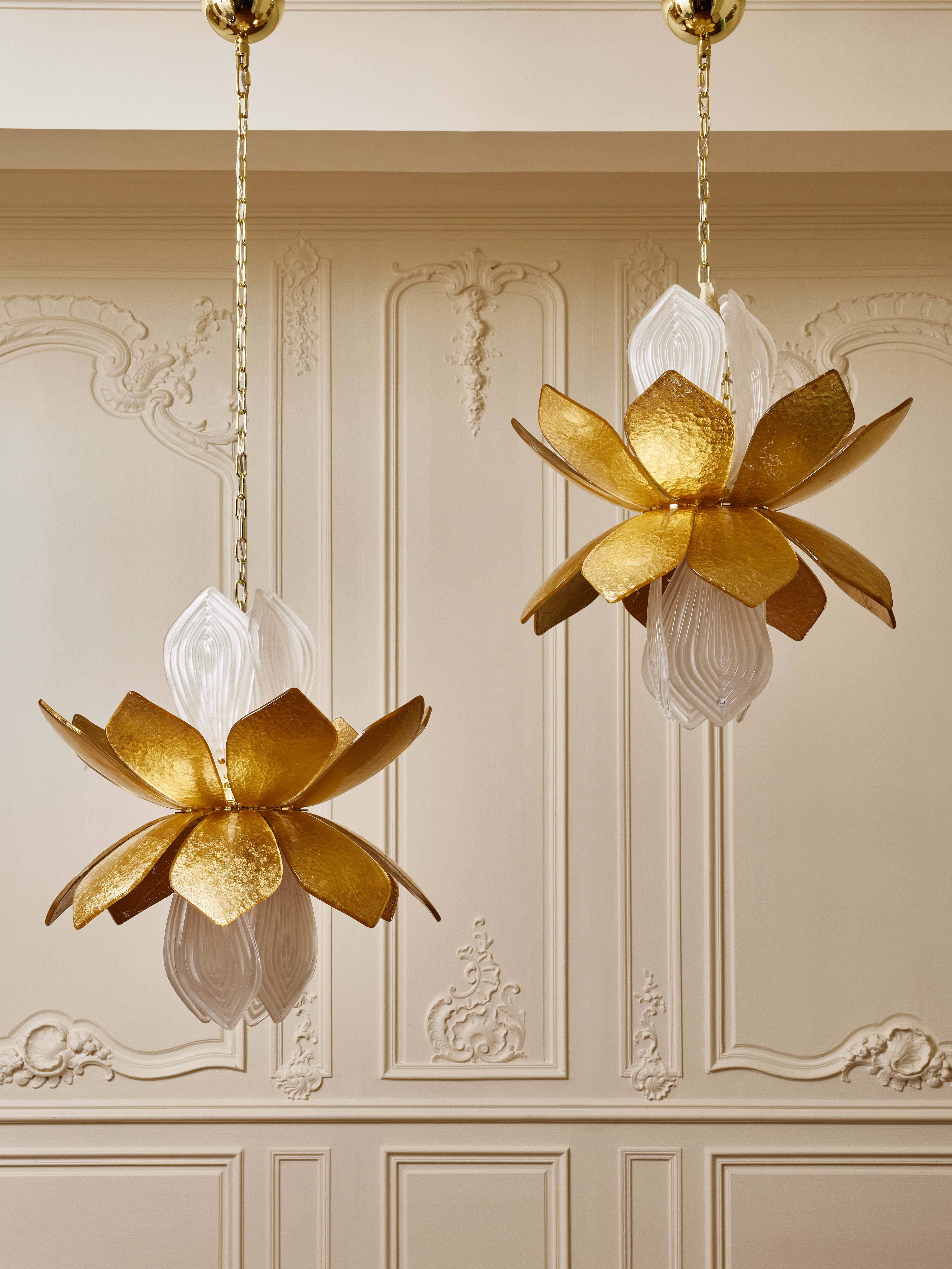 Superbe lampe suspendue en laiton et verre de Murano avec feuille d'or.
Hauteur réglable.
Création par le Studio Glustin.

Le prix est pour une pièce.