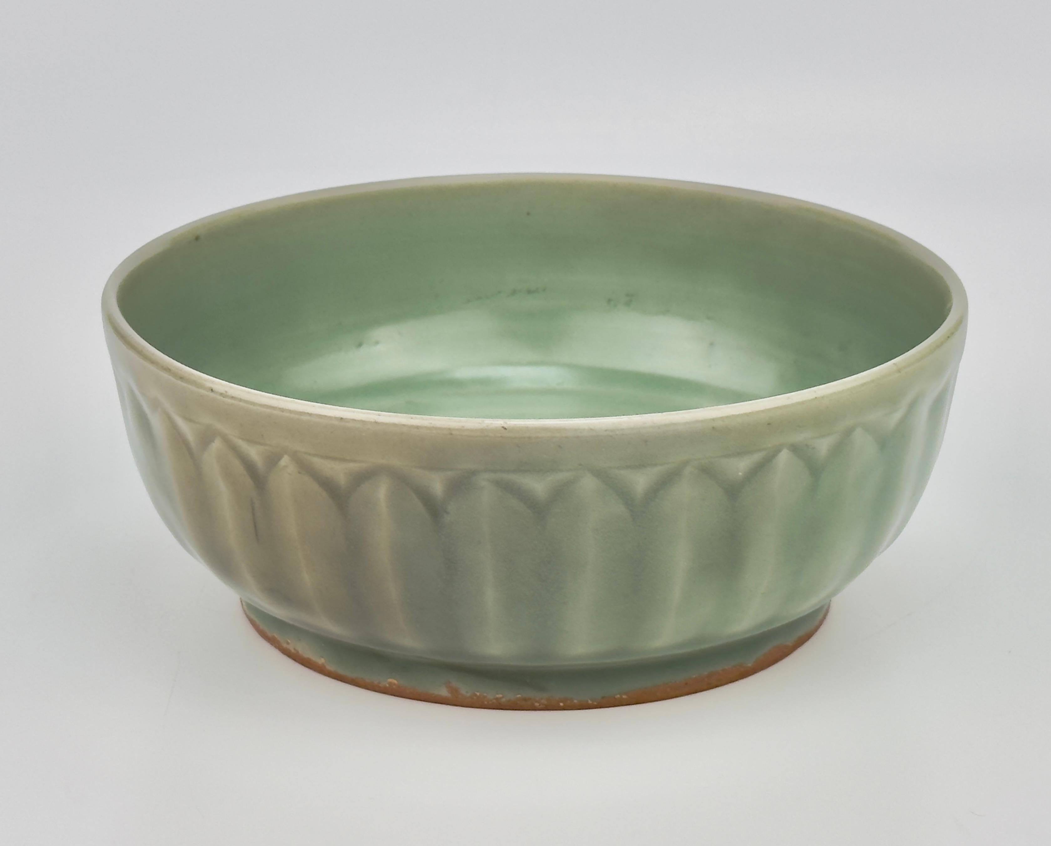 Lotus Petal 'Longquan' Celadon Bowl, Ming dynasty For Sale 4
