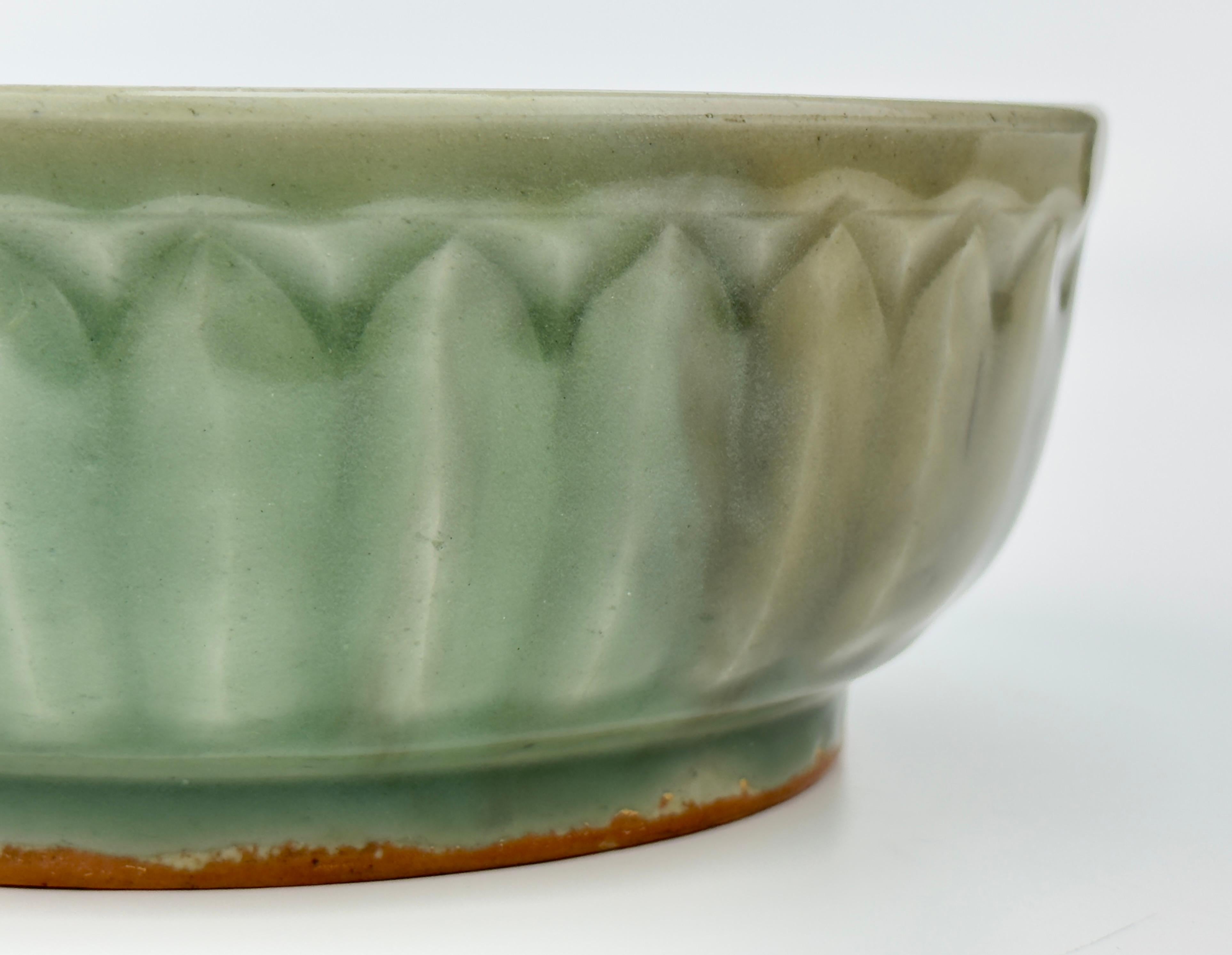 Lotus Petal 'Longquan' Celadon Bowl, Ming dynasty For Sale 6