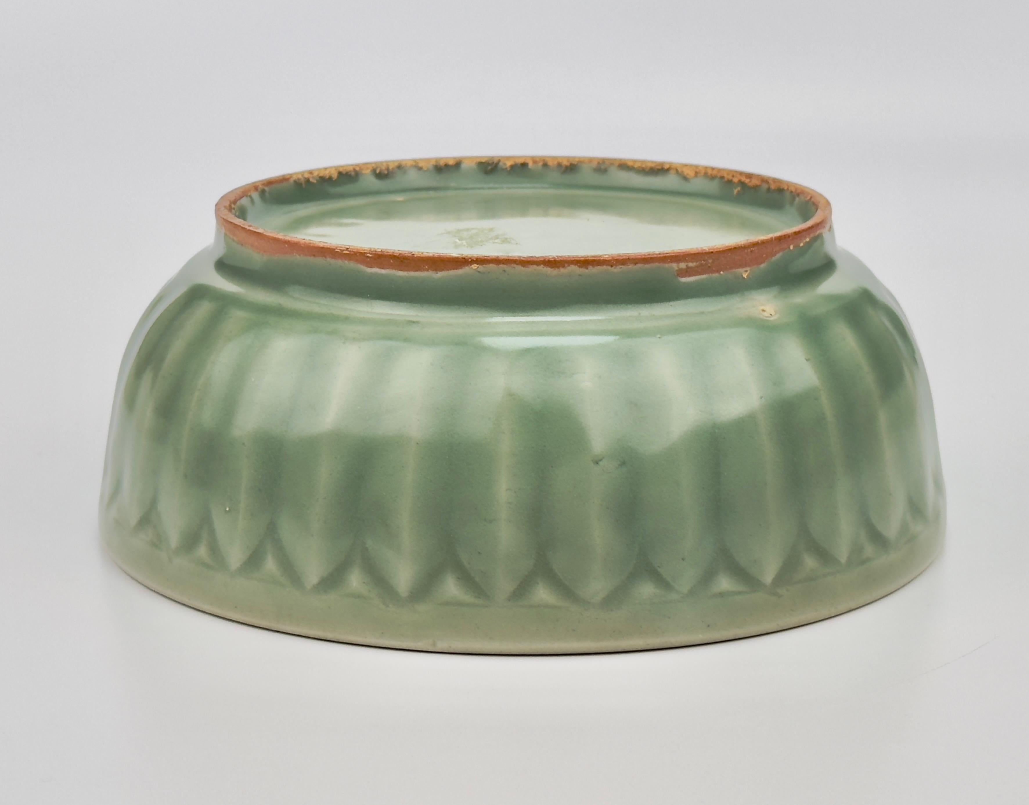 Lotus Petal 'Longquan' Celadon Bowl, Ming dynasty For Sale 7