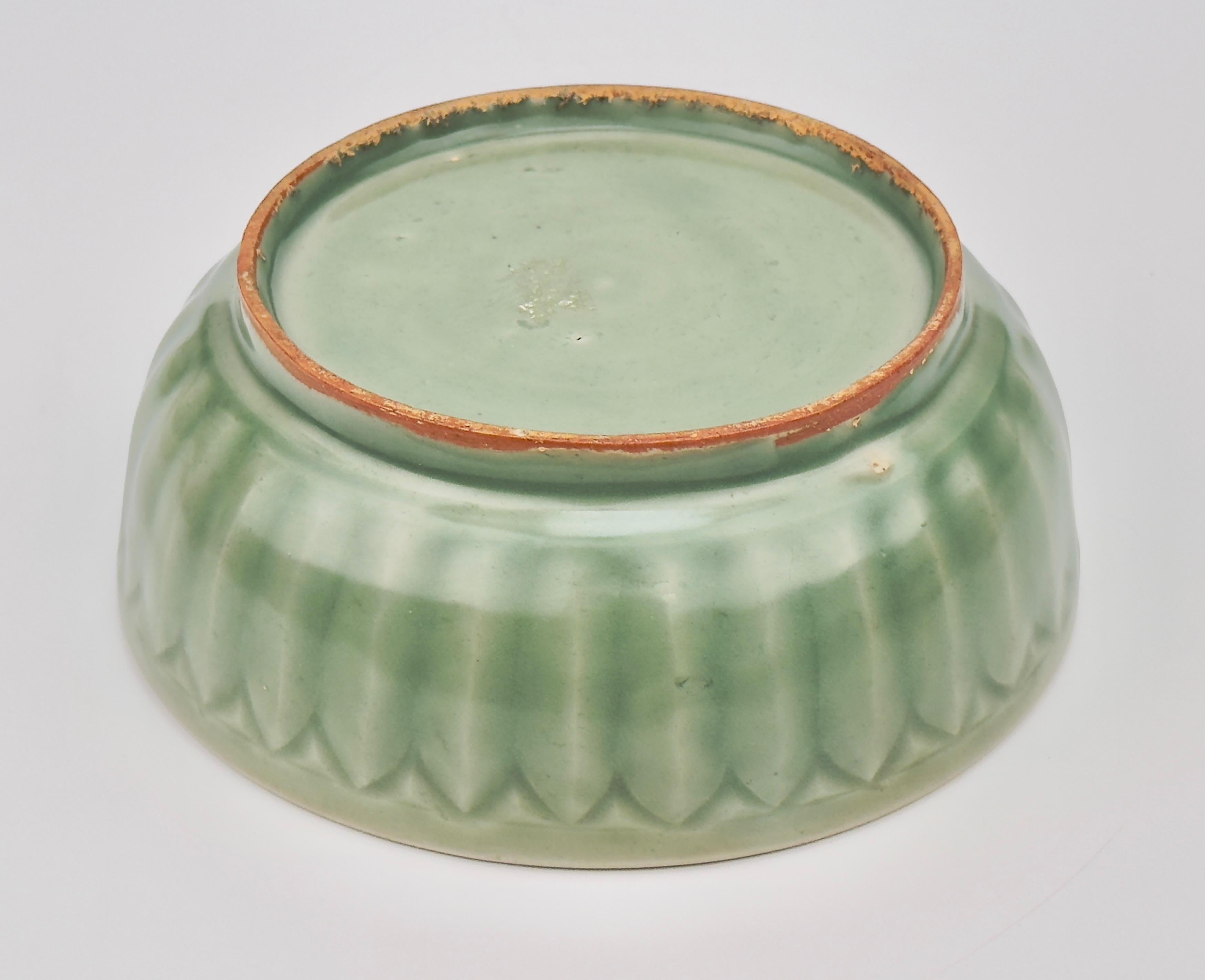 Lotus Petal 'Longquan' Celadon Bowl, Ming dynasty For Sale 8