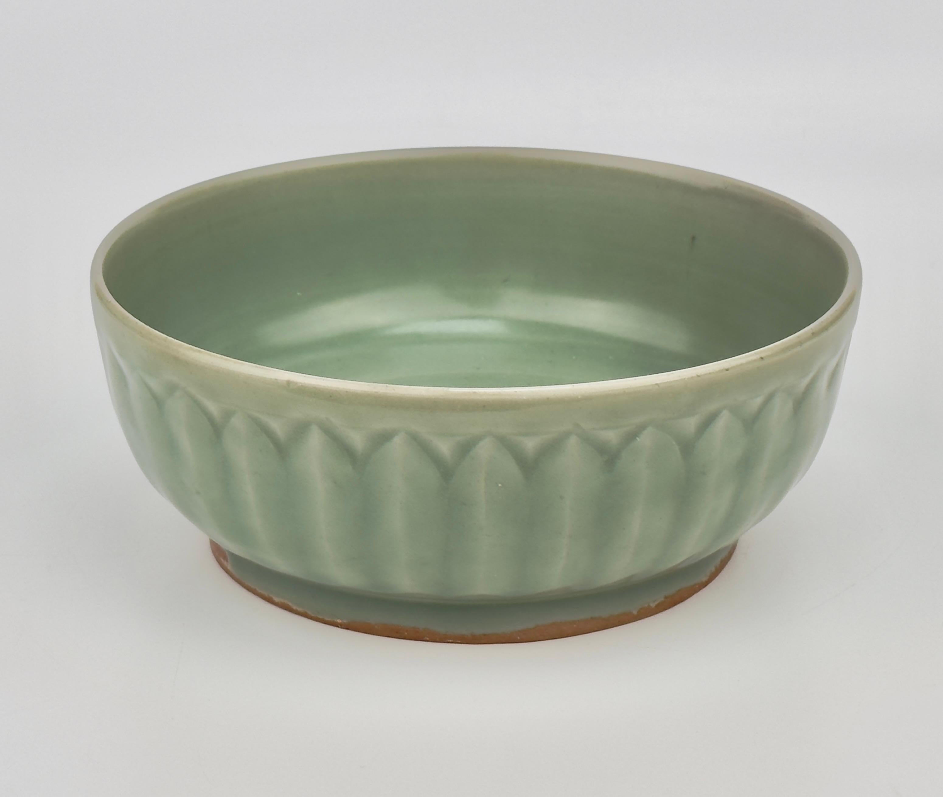Lotus Petal 'Longquan' Celadon Bowl, Ming dynasty In Good Condition For Sale In seoul, KR