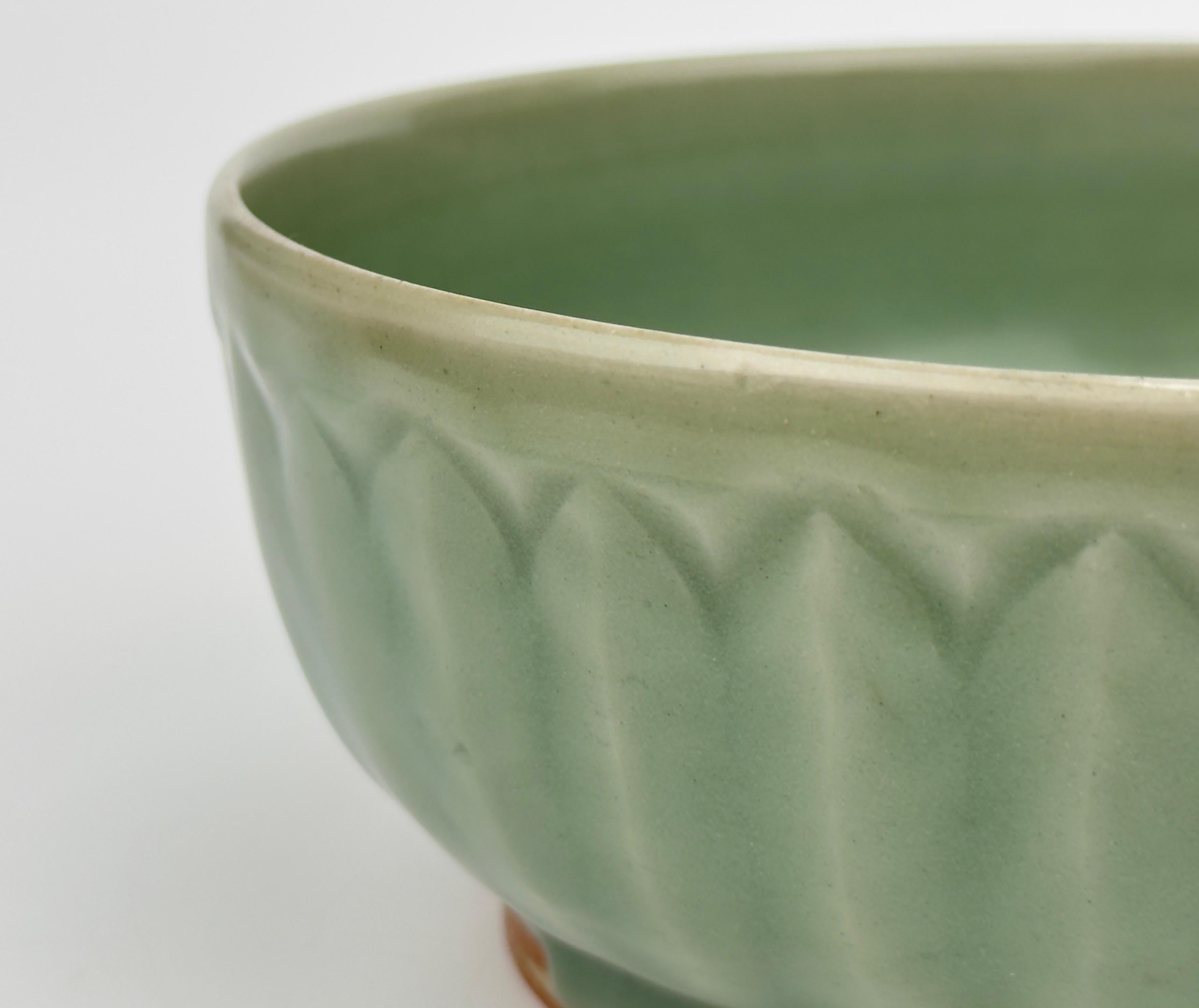 Lotus Petal 'Longquan' Celadon Bowl, Ming dynasty For Sale 1