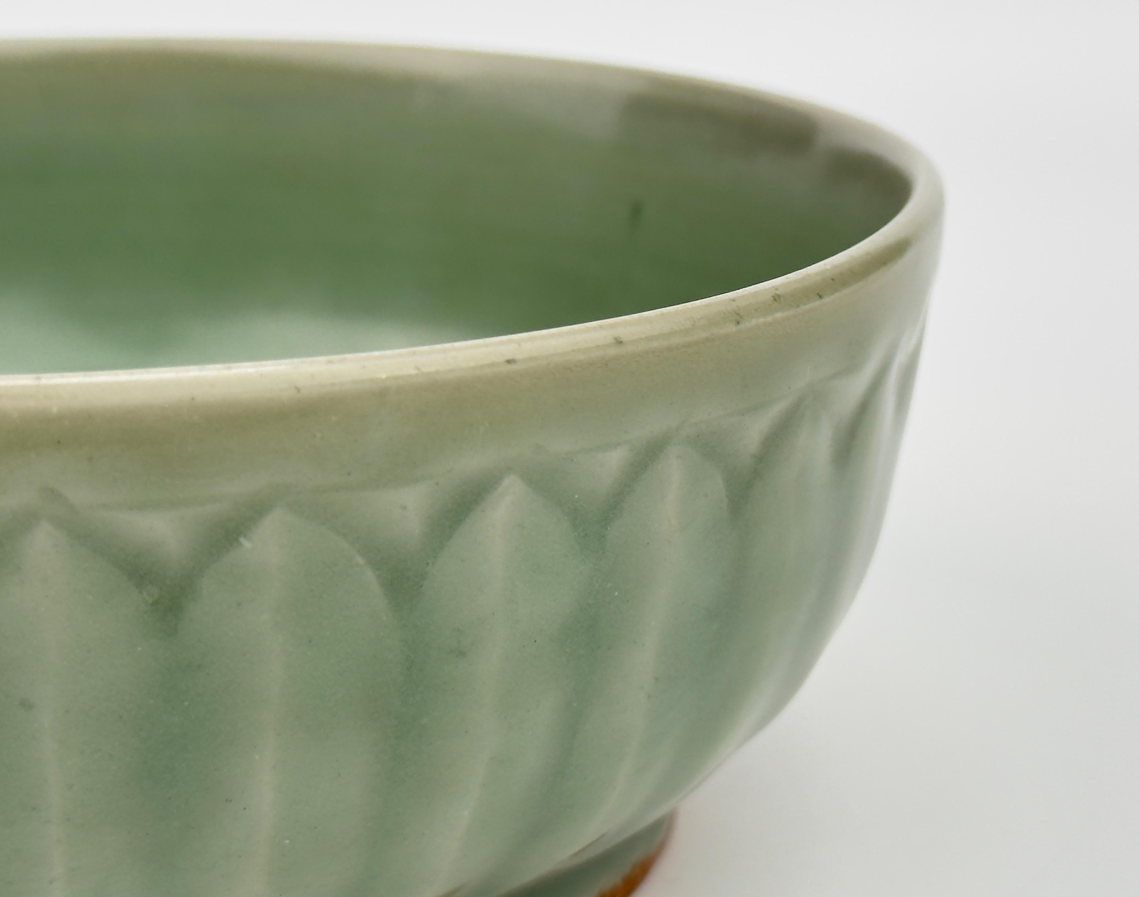 Lotus Petal 'Longquan' Celadon Bowl, Ming dynasty For Sale 2