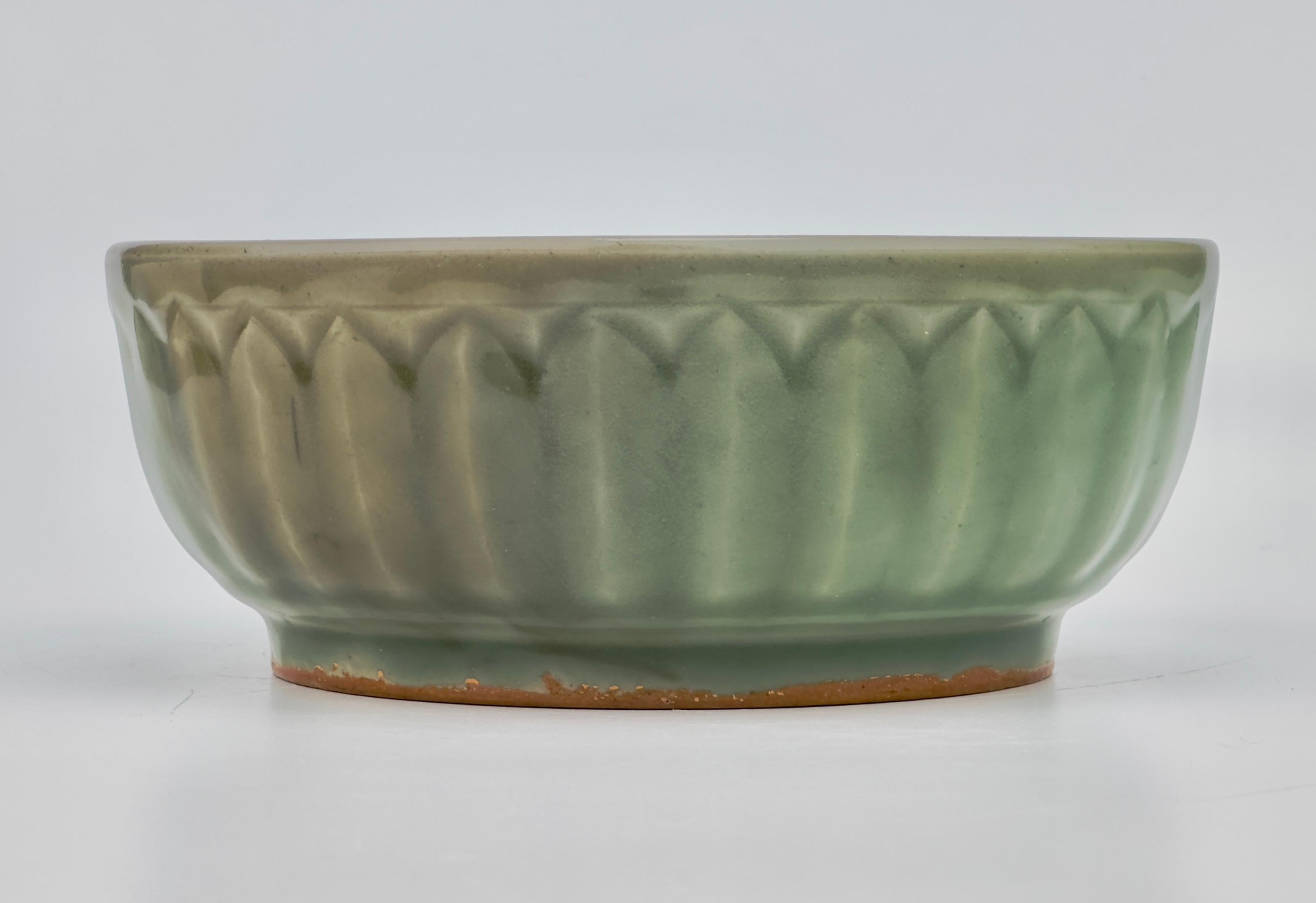 Lotus Petal 'Longquan' Celadon Bowl, Ming dynasty For Sale 3