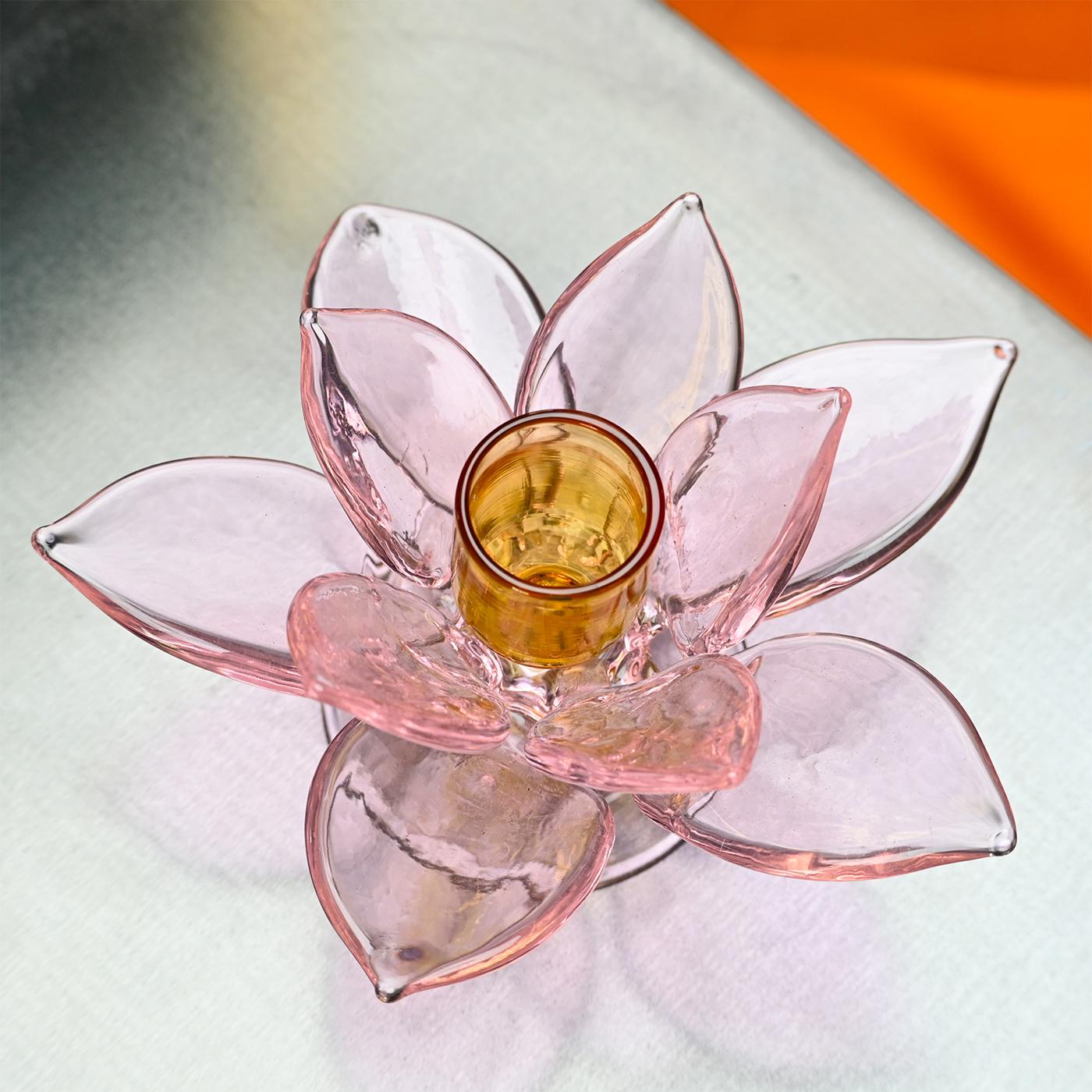 XXI secolo e contemporaneo Portacandele in vetro rosa Lotus di Summerill & Bishop in vendita