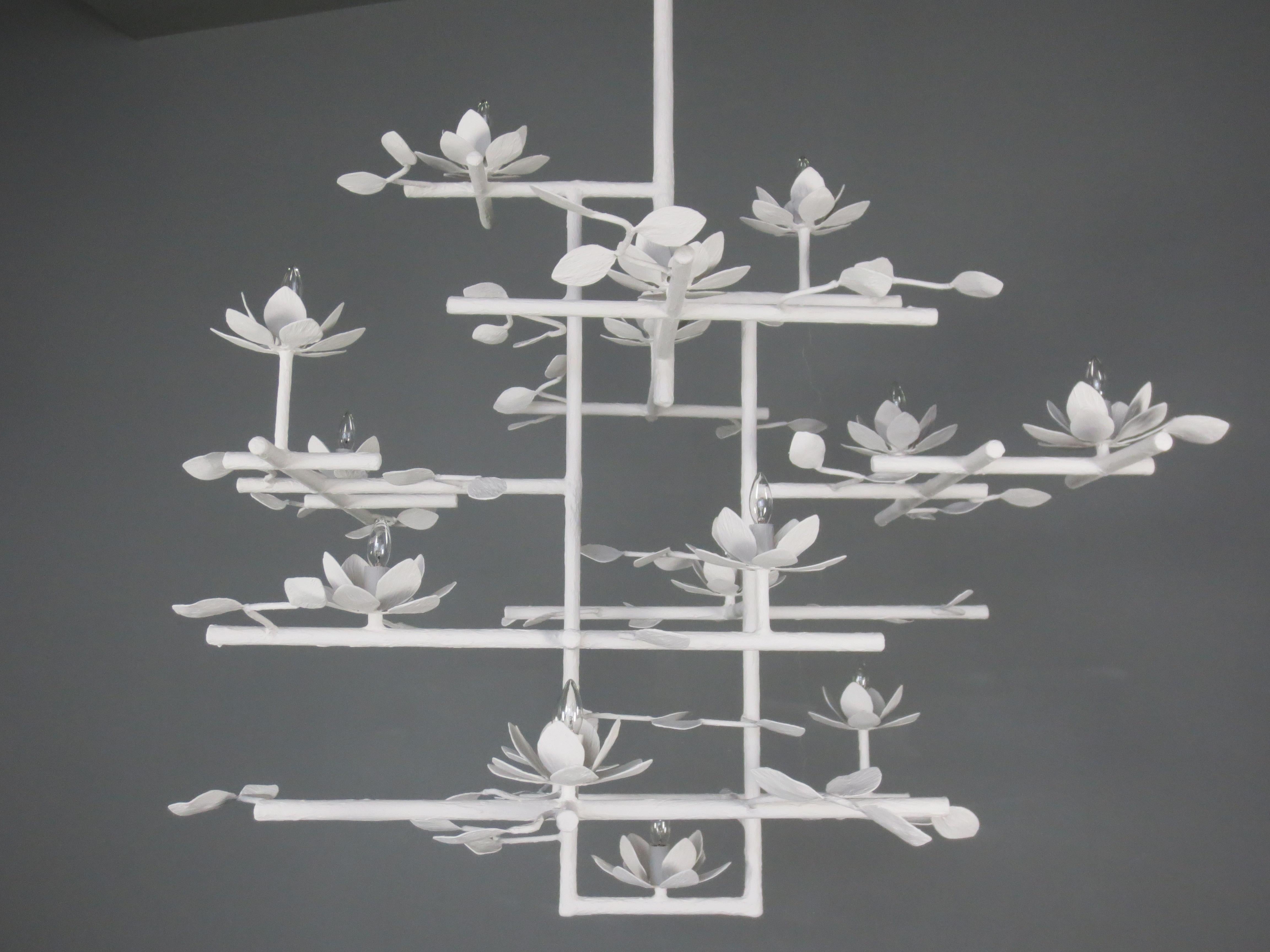 Lotus-Kronleuchter aus Gips von Tracey Garet von Apsara Interiors.
Der Lotus-Kronleuchter hat viele Schichten und eine weiße Emaille-Oberfläche. Lotusblüten und -zweige sind detailliert dargestellt. Die 10 Lotosblüten enthalten jeweils eine