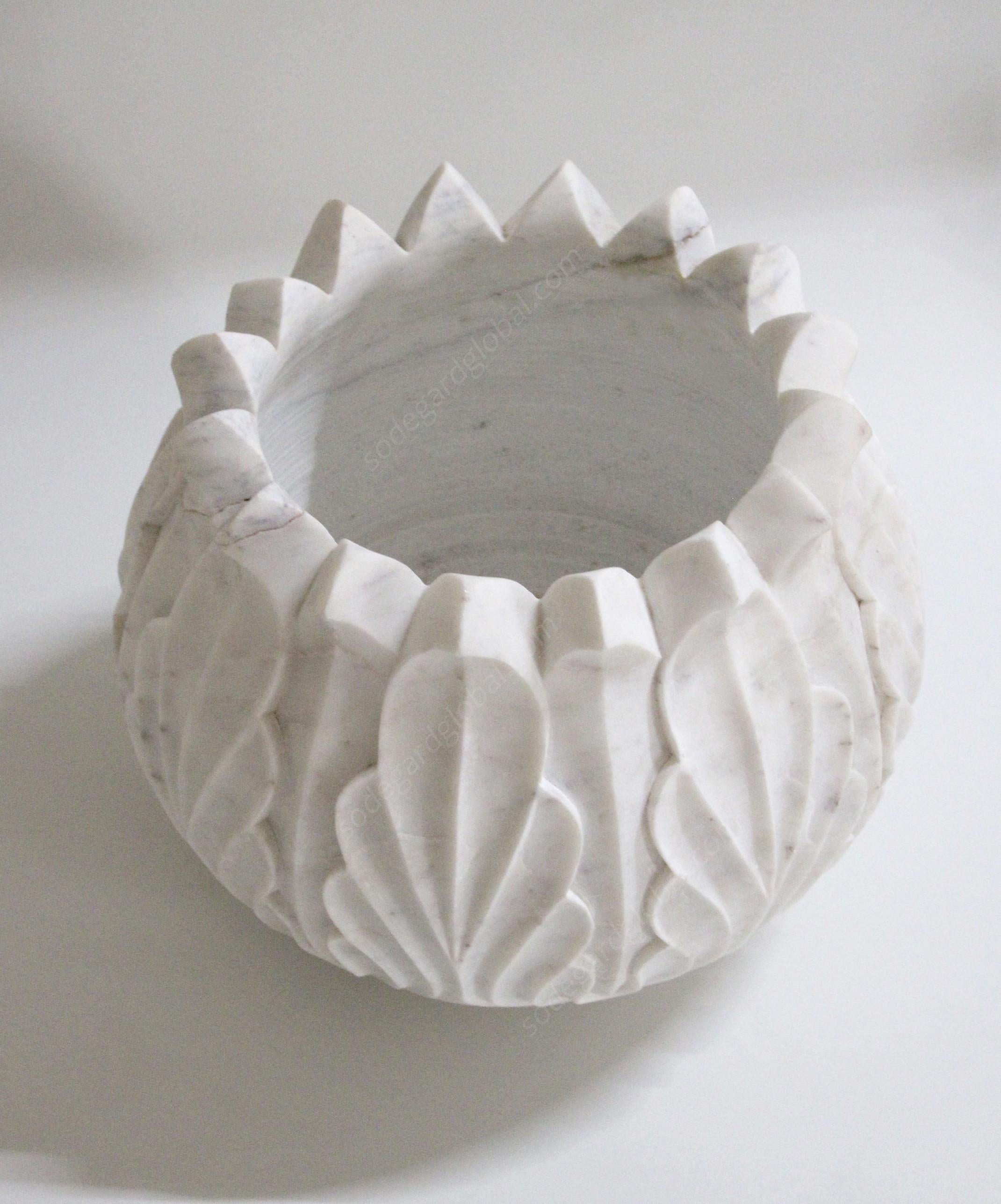 Lotustopf aus weißem Marmor, handgefertigt in Indien von Stephanie Odegard im Angebot 3