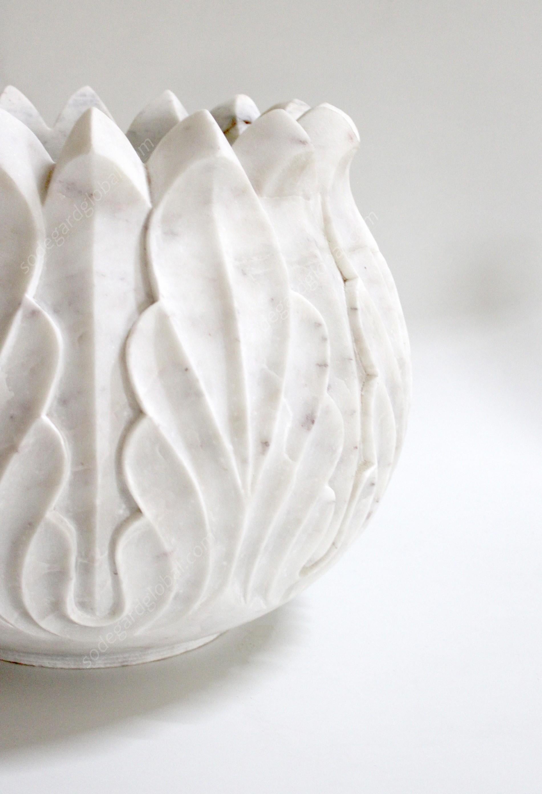 Lotustopf aus weißem Marmor, handgefertigt in Indien von Stephanie Odegard (Sonstiges) im Angebot
