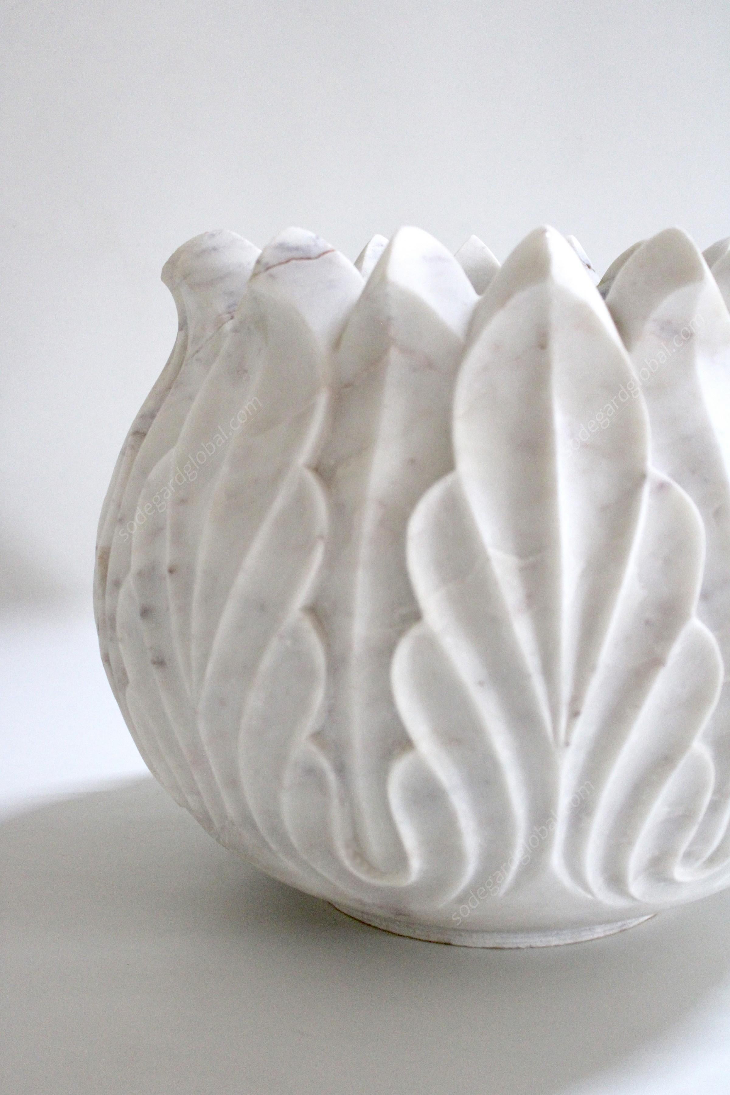 Lotustopf aus weißem Marmor, handgefertigt in Indien von Stephanie Odegard (Indisch) im Angebot