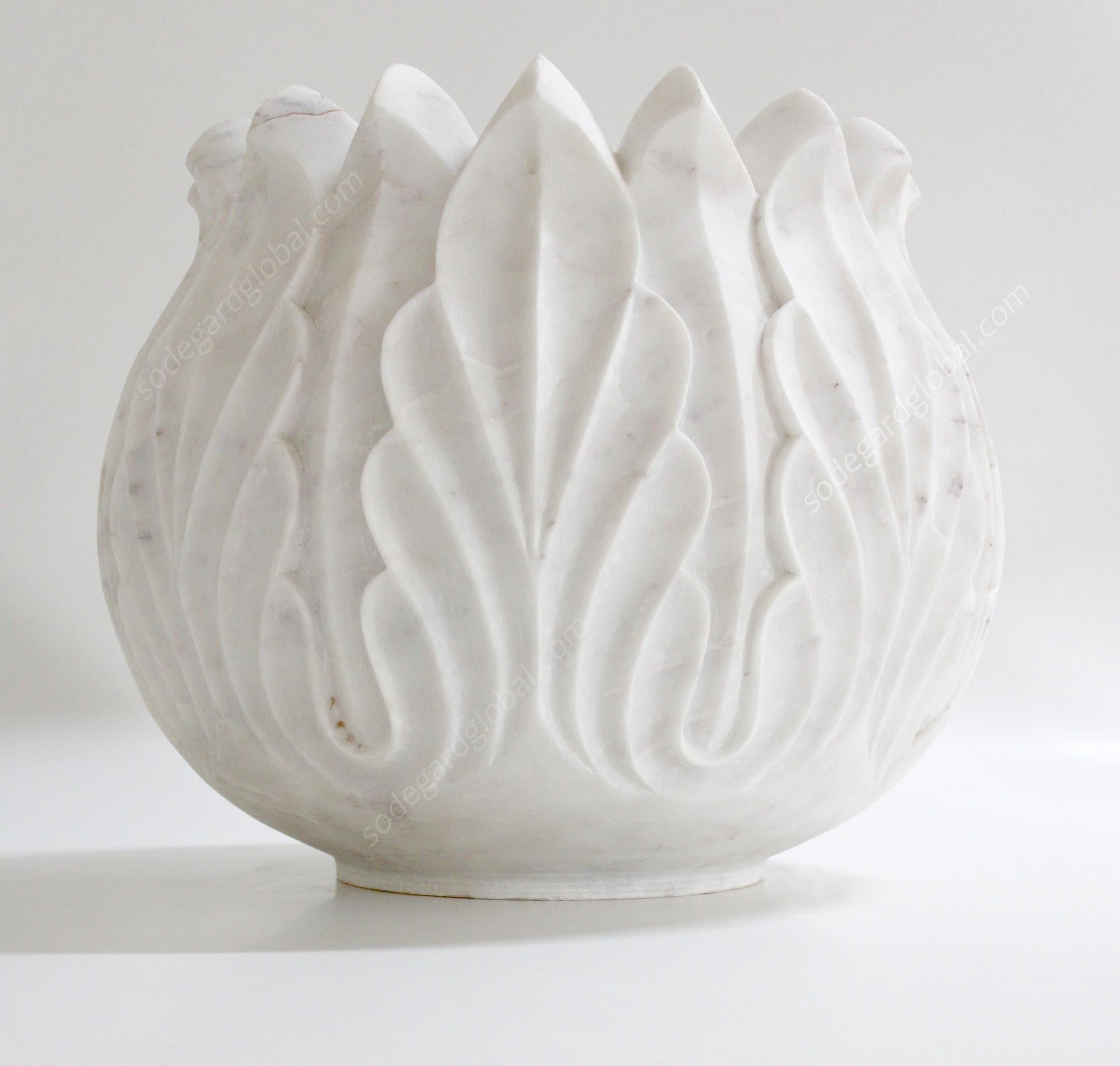 Lotustopf aus weißem Marmor, handgefertigt in Indien von Stephanie Odegard (Handgeschnitzt) im Angebot