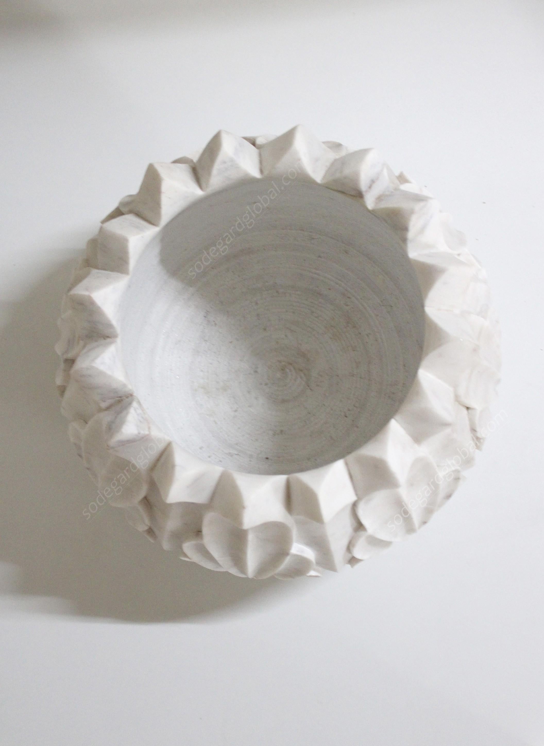 Lotustopf aus weißem Marmor, handgefertigt in Indien von Stephanie Odegard (21. Jahrhundert und zeitgenössisch) im Angebot