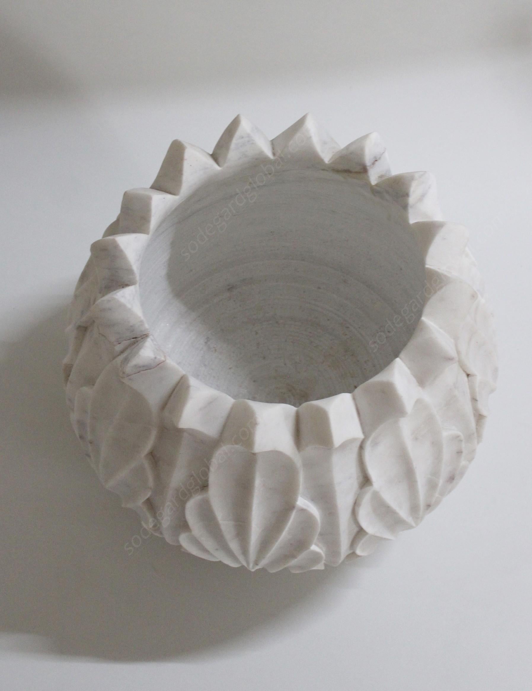 Lotustopf aus weißem Marmor, handgefertigt in Indien von Stephanie Odegard im Angebot 1