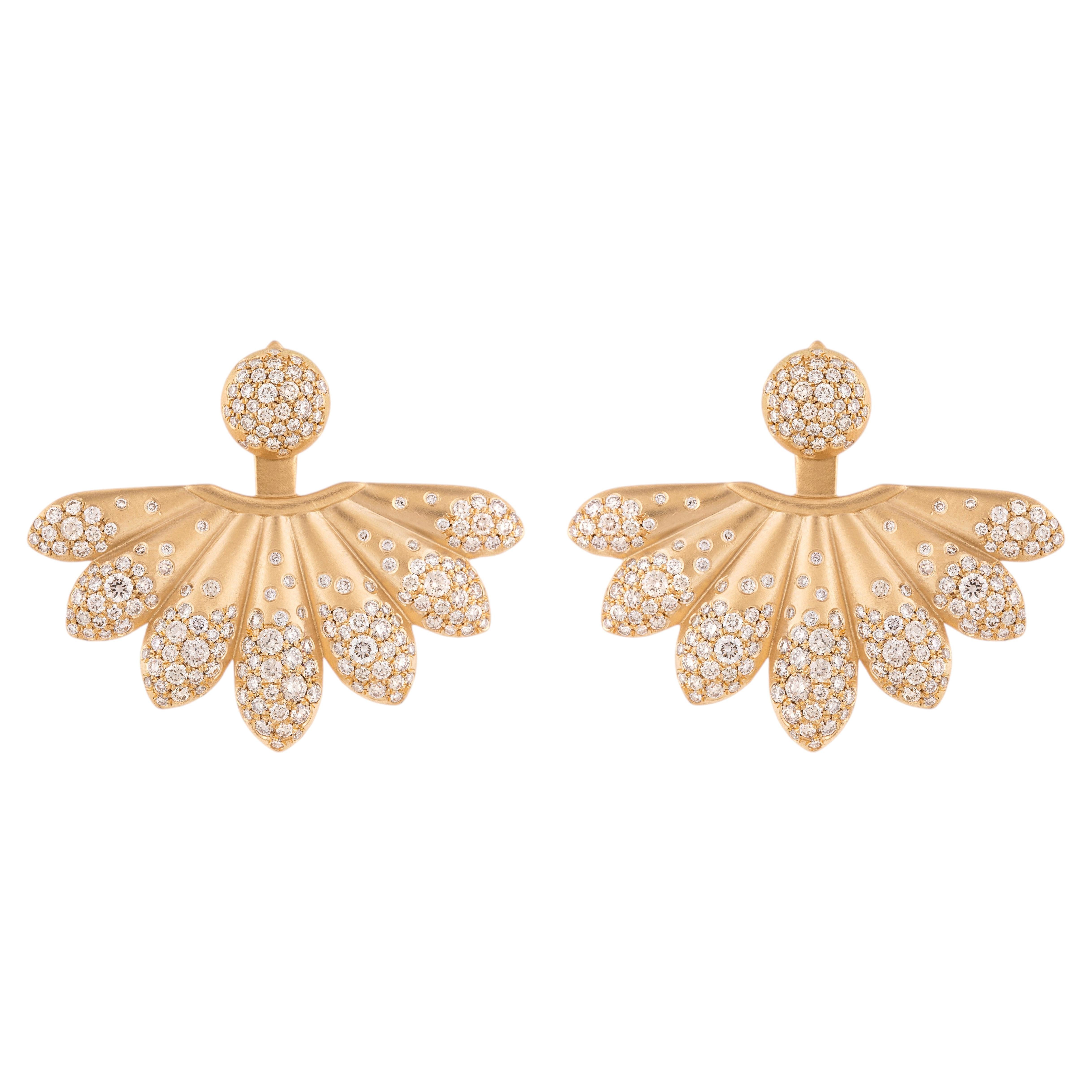 Grandes boucles d'oreilles « Lotus Power » en or 18 carats serties de diamants, par Nada Ghazal Fine Jewelry