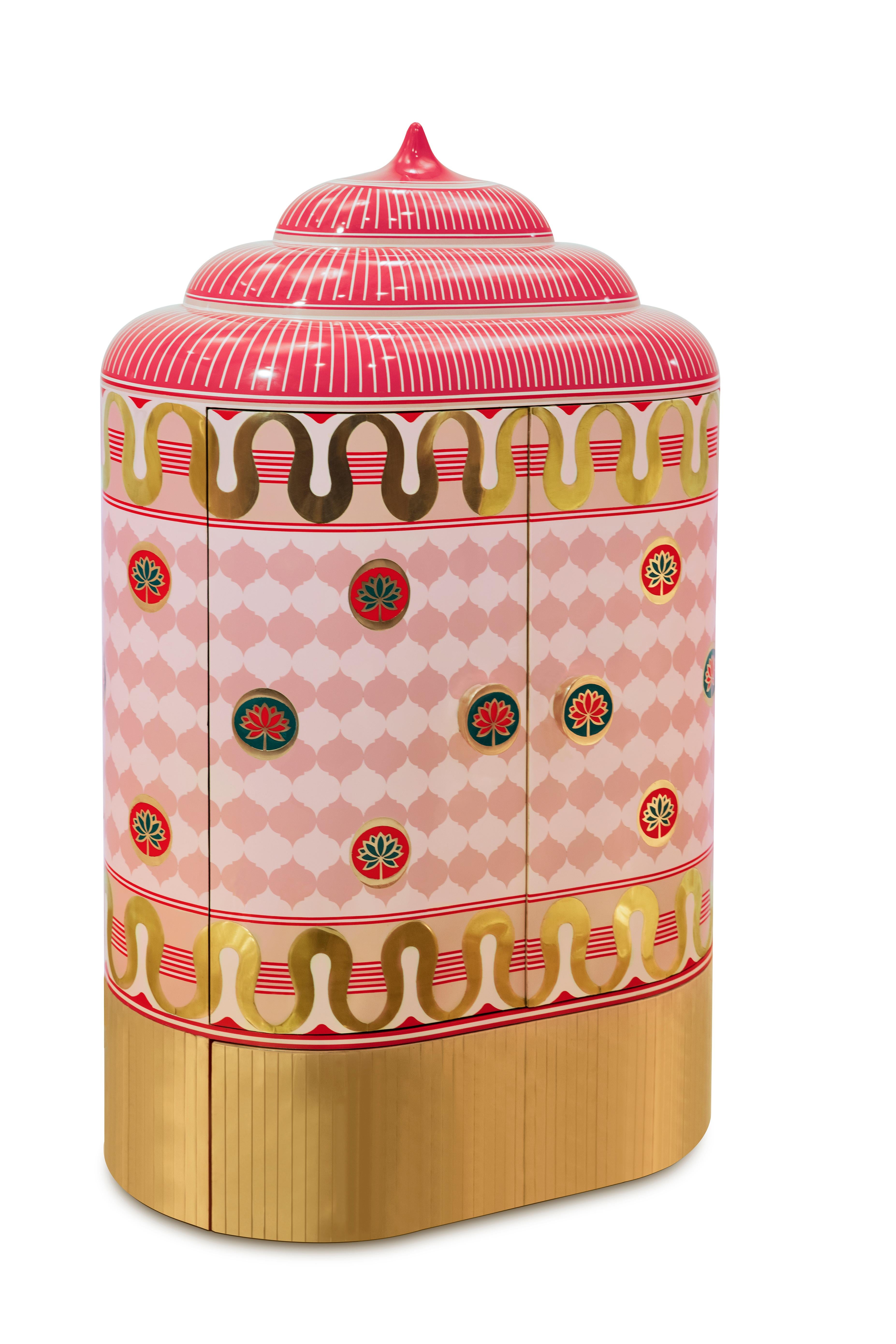 Der Lotus Sanctum Pink Storage Cabinet mit Messingintarsien von Matteo Cibic ist ein vielseitiger Schrank, der von der Reinheit der Lotusblume inspiriert ist. Brünierte Messingwände und -säulen im Inneren lassen eine leuchtende Offenbarung erwarten.