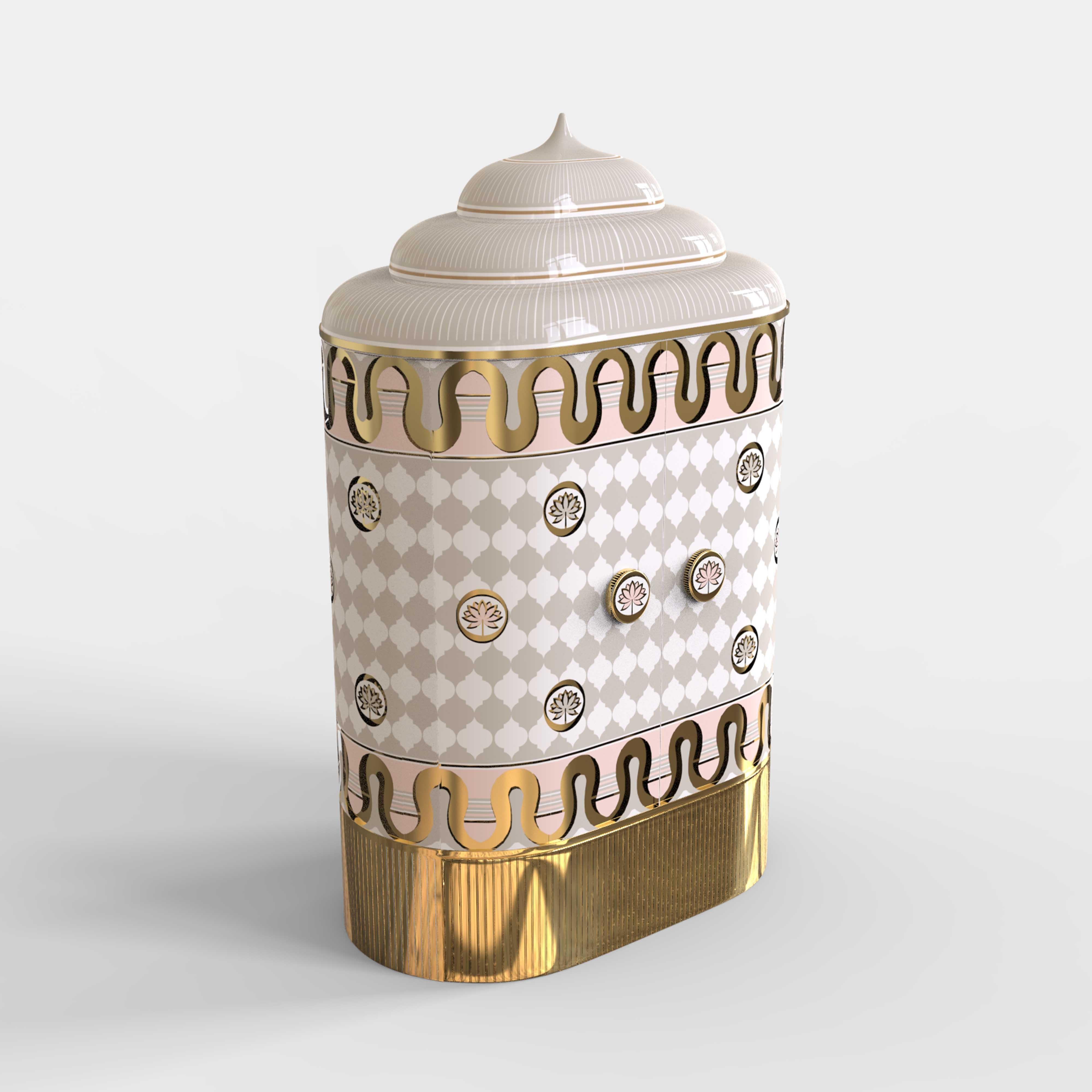 Der weiß-goldene Aufbewahrungsschrank Lotus sanctum mit Messingintarsien von Matteo Cibic ist ein vielseitiger Schrank, der von der Reinheit des Lotus inspiriert ist. Brünierte Messingwände und -säulen im Inneren lassen eine leuchtende Offenbarung