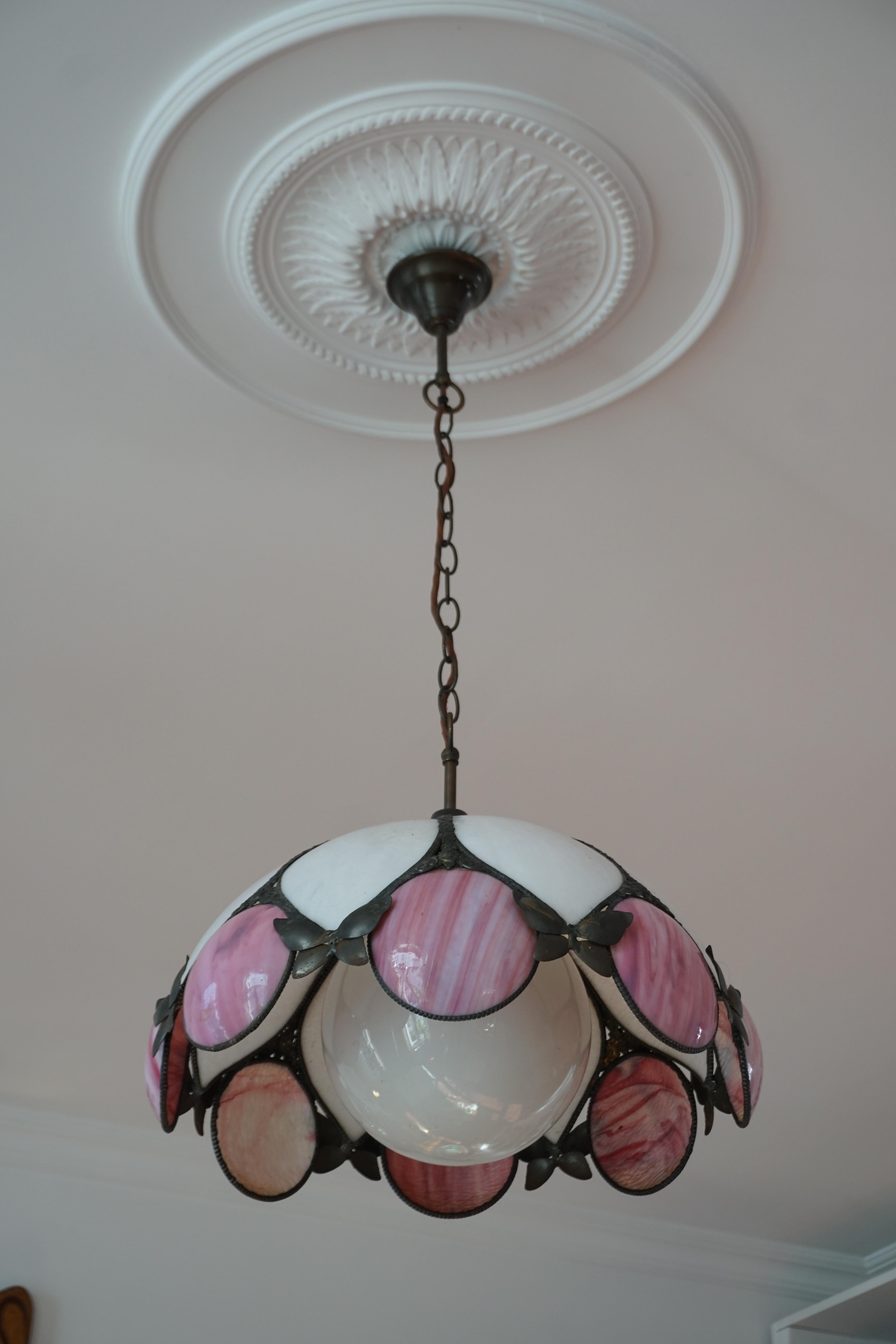 A circa 1950's Italian pink & white leaded glass pendant light fixture.

The lamp needs 1 x E27 / E26 Edison screw fit bulb, is wired. 

Dimensions:
diameter 46 cm. 
height fixture 26 cm.
Total height 80 cm.

Good original vintage