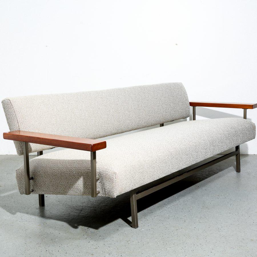 Rob Parry était un designer de meubles néerlandais dont les créations innovantes ont laissé une marque indélébile sur le monde du design moderne du milieu du siècle. Né en 1925 aux Pays-Bas, Parry a étudié à l'Académie royale des arts de La Haye