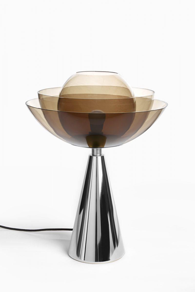 Lampe de table Lotus par Mason Editions
Dimensions : 36 × 48 cm
Matériaux : base en or mat 24k + verre soufflé transparent gris fumé
Finitions : 
base or mat 24k + verre soufflé transparent gris fumée
base en or champagne poli + verre soufflé opale