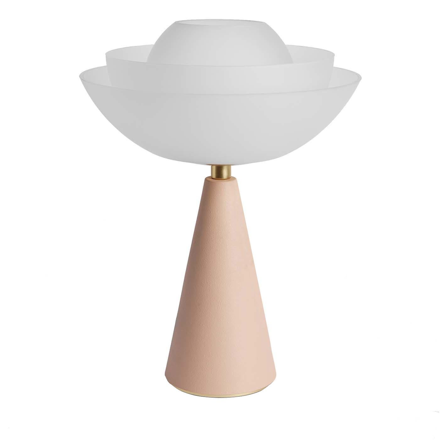 Ce design sophistiqué de Serena Confalonieri s'inspire de la fleur de lotus, symbole de perfection, de pureté et de grâce. Sensuelle et élégante, cette lampe de table a un air des années 1960 avec une base conique en fer, finie dans une romantique