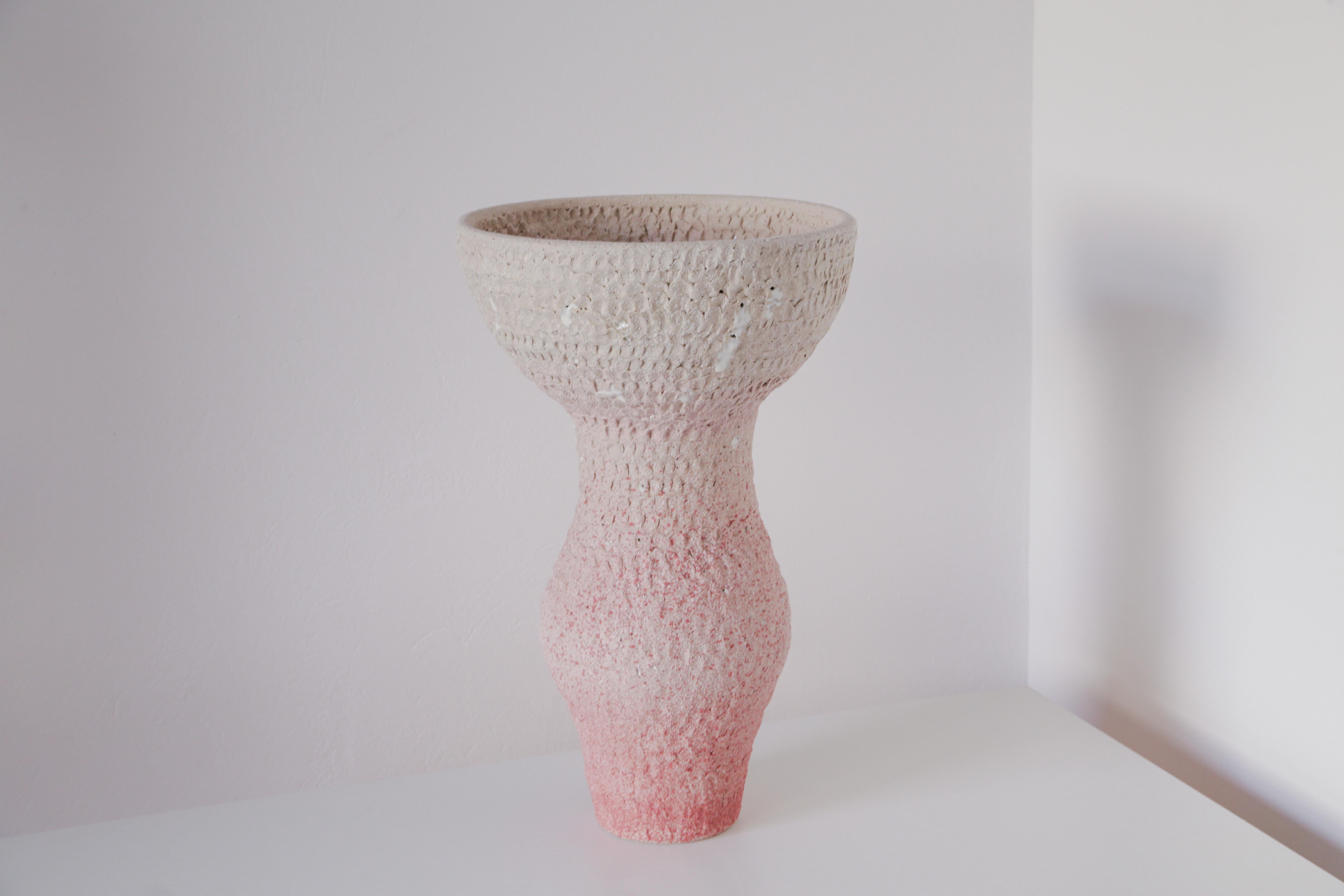 Vaso Lotus di Arina Antonova, 2021
Dimensioni: H. 40 x D. 25 cm
Materiali: Gres, smalto, pigmento

Nato a Sewastopol (Crimea), sono stato circondato dalla varietà naturale dei panorami costieri del Mar Nero, con spiagge rocciose e pittoresche