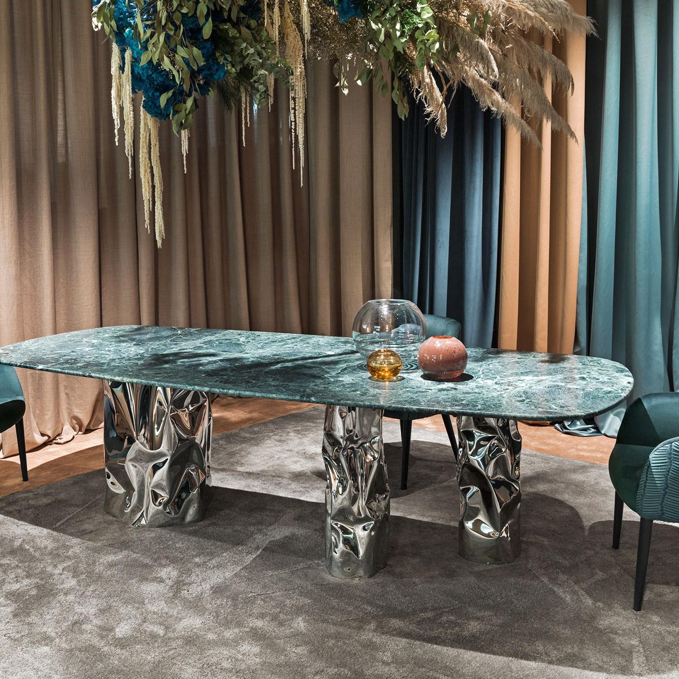 Table de salle à manger Lotus Verde Alpi en marbre et acier Neuf - En vente à Milan, IT