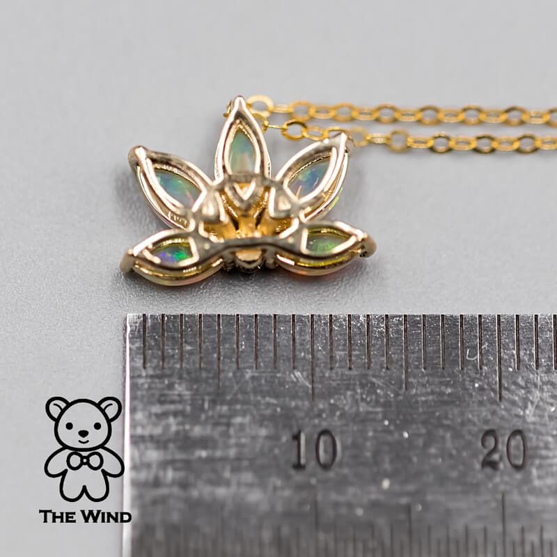 Taglio brillante Lotus Water Lily Design Collana in oro giallo 14K con diamanti e opale solido australiano in vendita