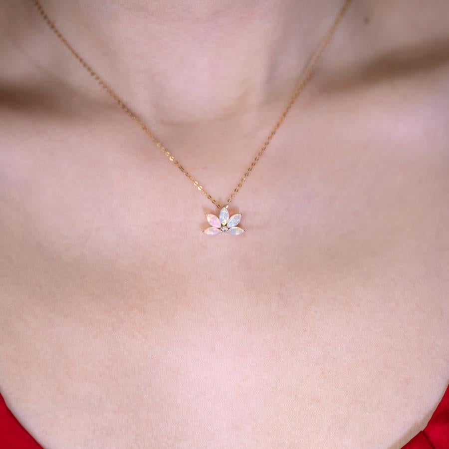 Arts and Crafts Lotus Water Lily Design Collana in oro giallo 14K con diamanti e opale solido australiano in vendita
