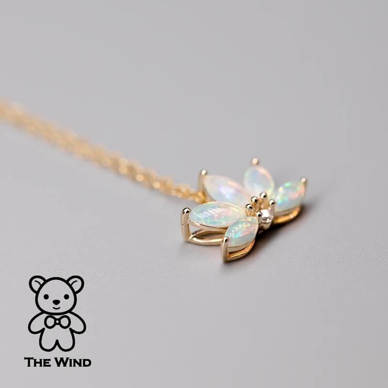 Lotus Water Lily Design Collana in oro giallo 14K con diamanti e opale solido australiano In condizioni Nuovo in vendita a Suwanee, GA