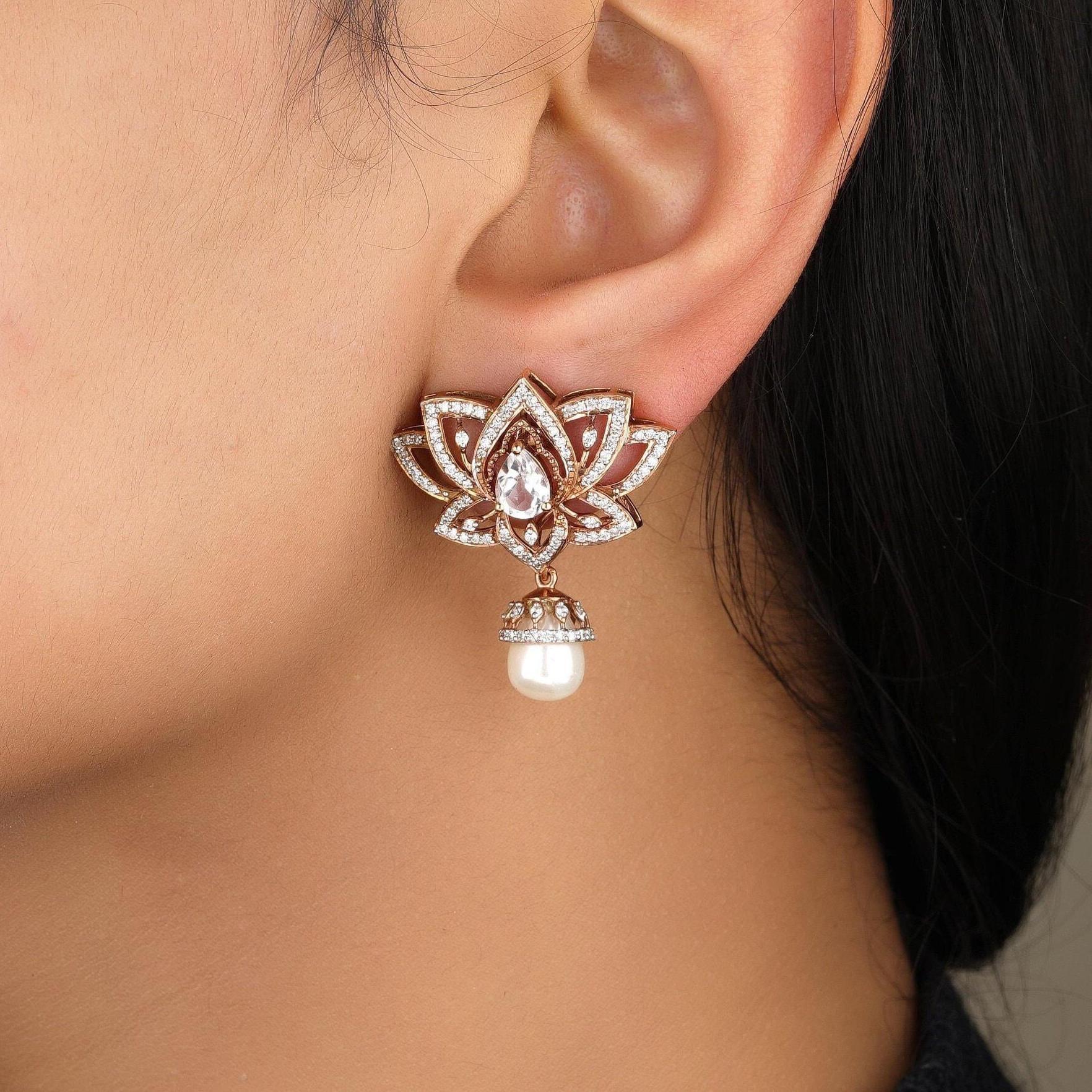 Art déco Pendants d'oreilles Lotus en or massif 14K (certifié) avec perles et topazes blanches en vente