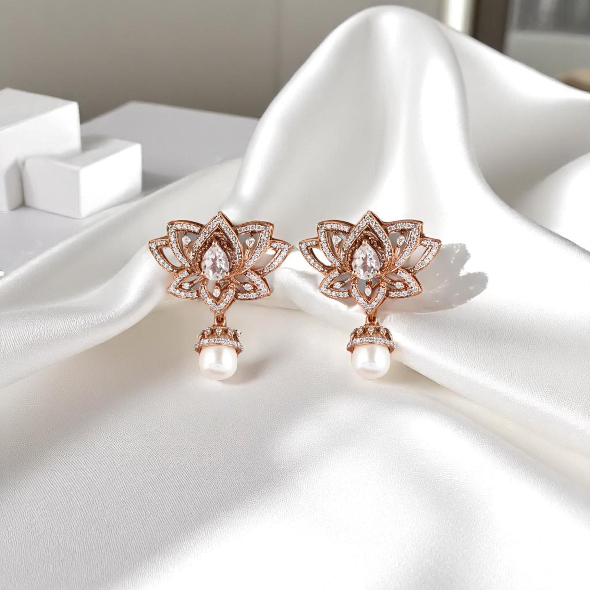 Taille ronde Pendants d'oreilles Lotus en or massif 14K (certifié) avec perles et topazes blanches en vente