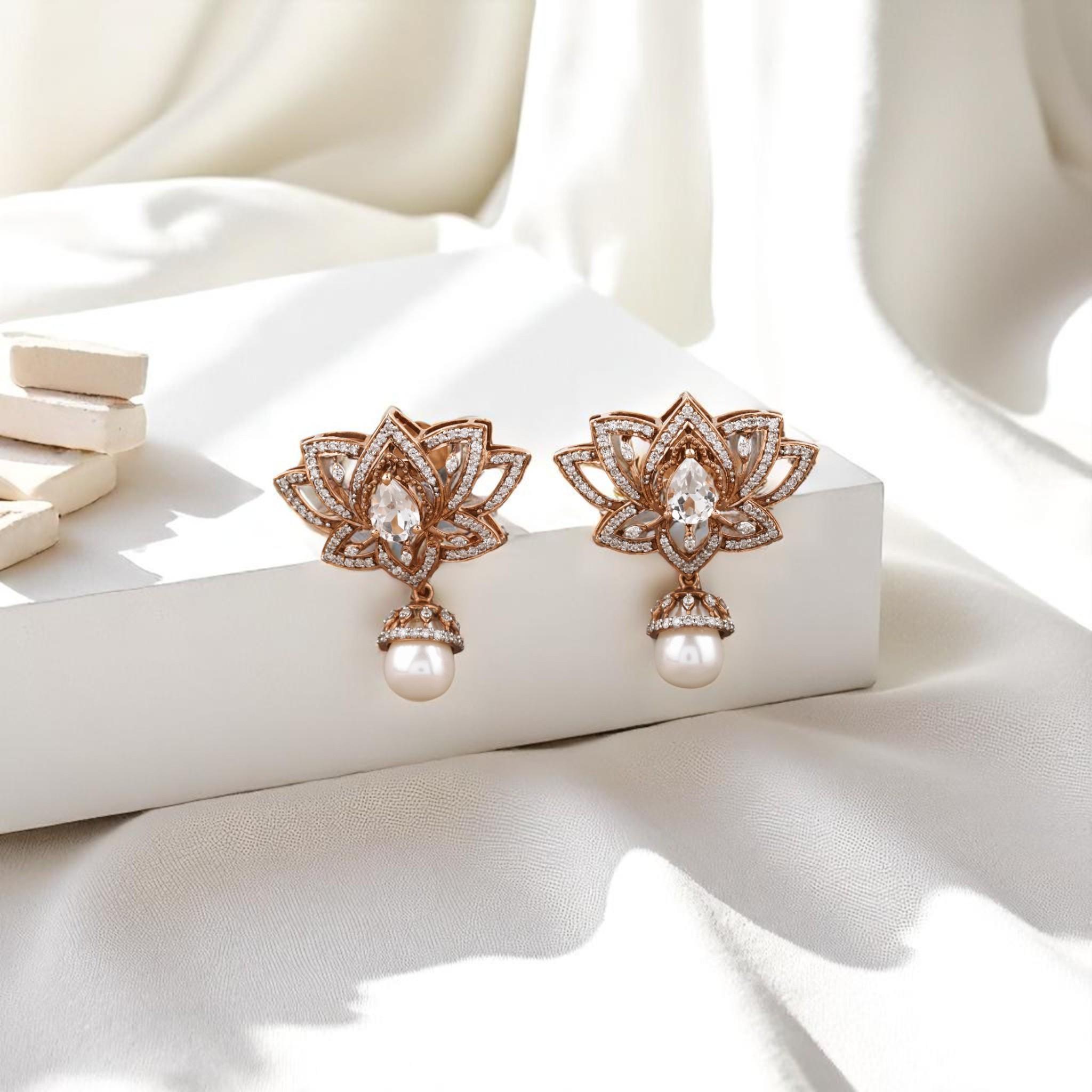 Pendants d'oreilles Lotus en or massif 14K (certifié) avec perles et topazes blanches Neuf - En vente à New Delhi, DL