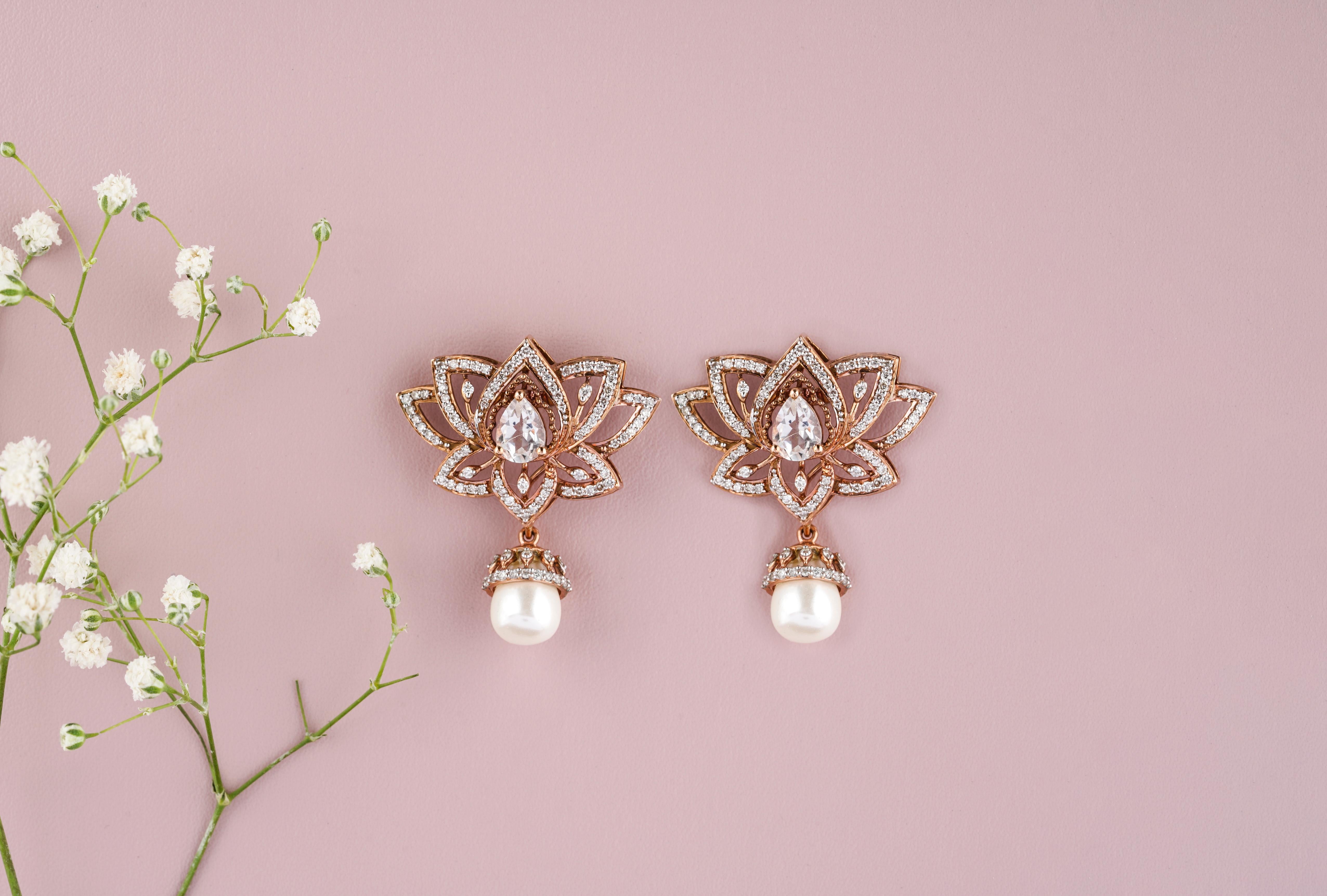 Orecchini pendenti con gemma di Topazio Bianco Lotus in oro massiccio 14K (certificati) in vendita 3