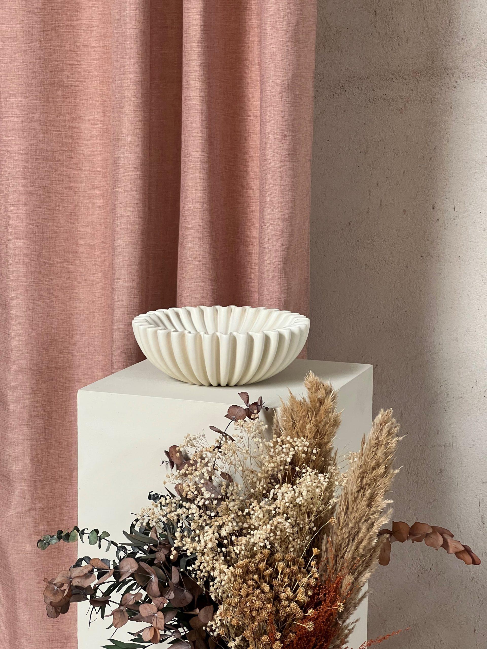 Espagnol Coupe décorative Lotuso en céramique écrue de Simone & Marcel en vente