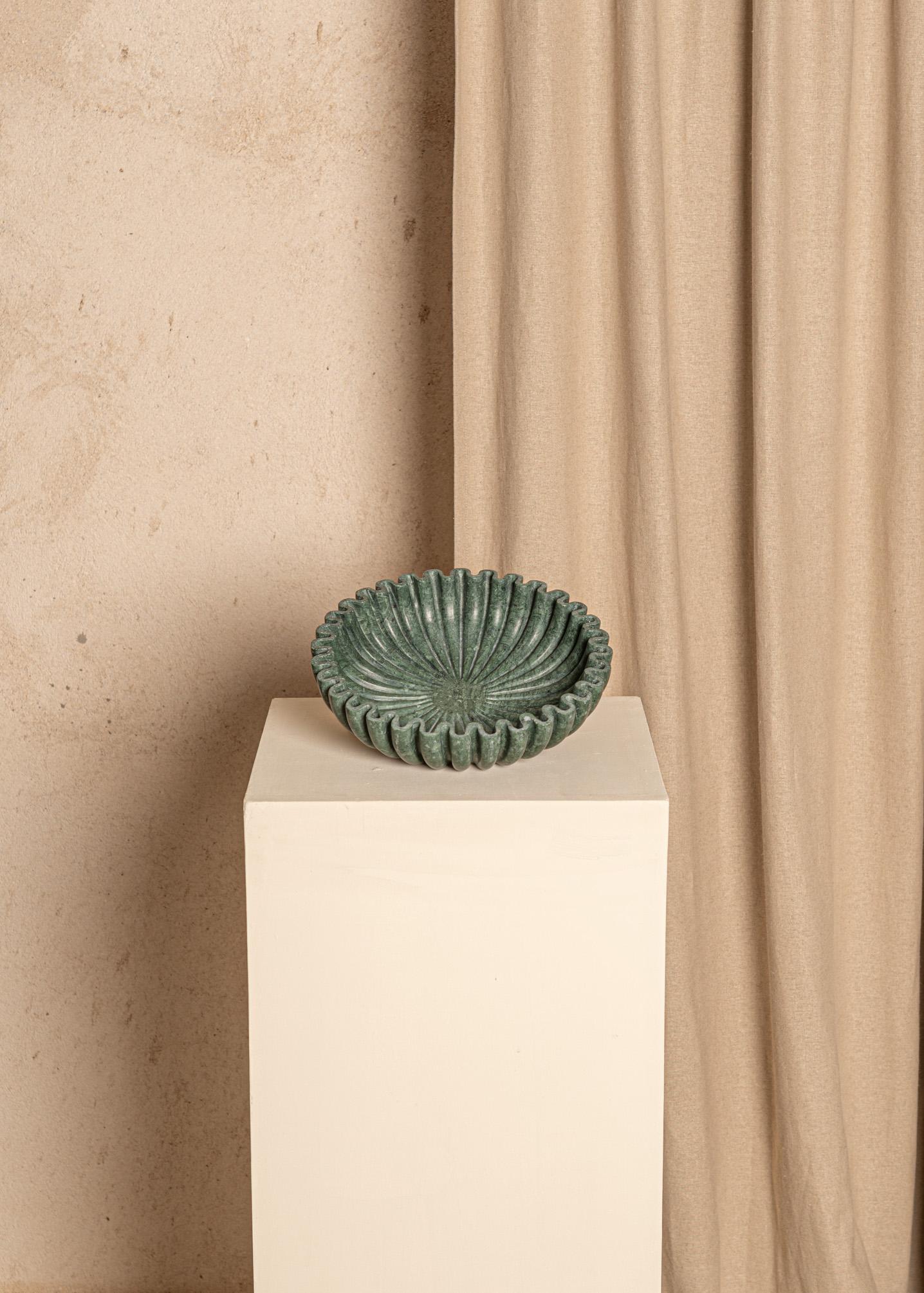 Espagnol Coupe décorative Lotuso en marbre vert de Simone & Marcel en vente