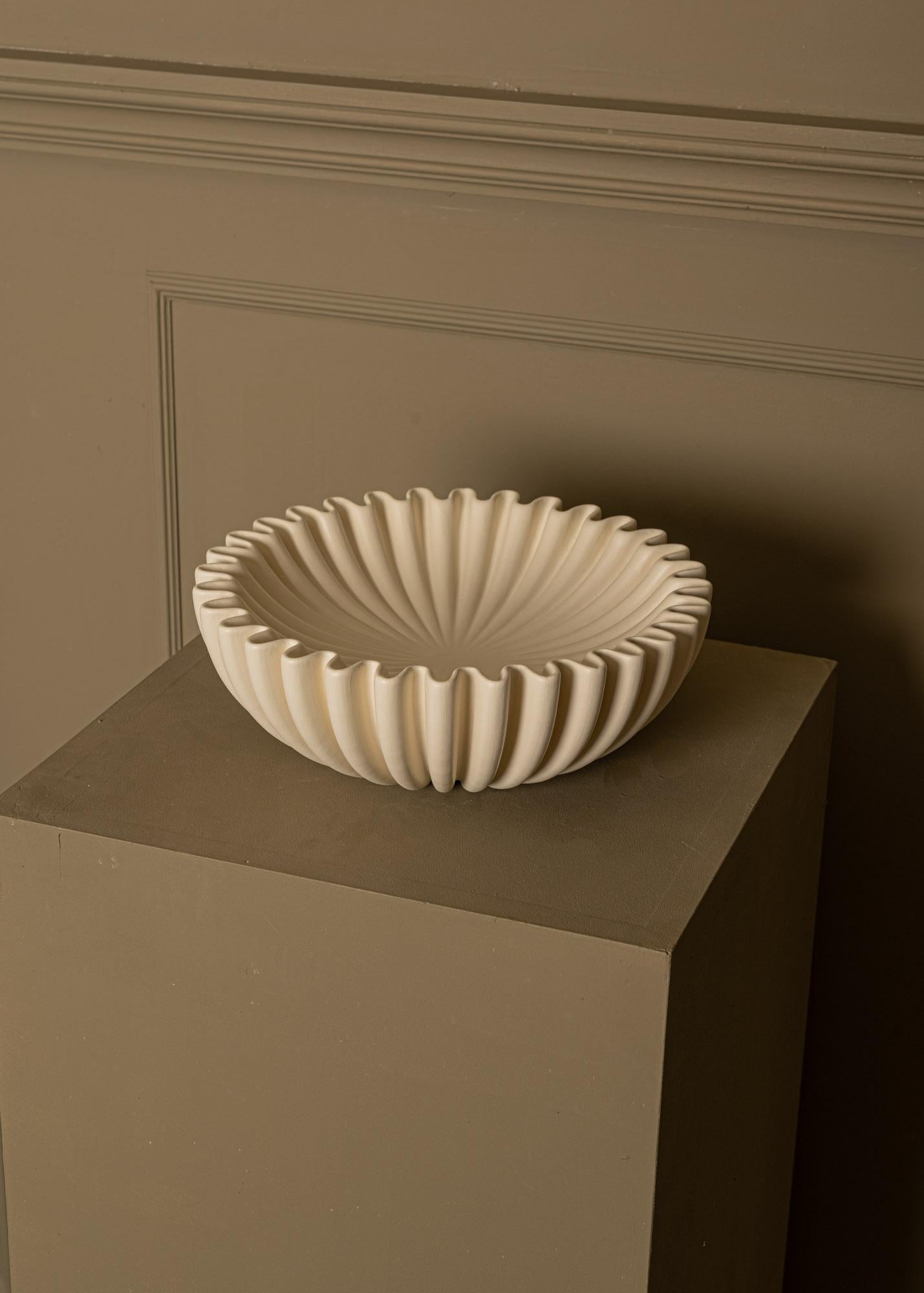 Lotuso aus ecrufarbener Keramik (Minimalistisch) im Angebot