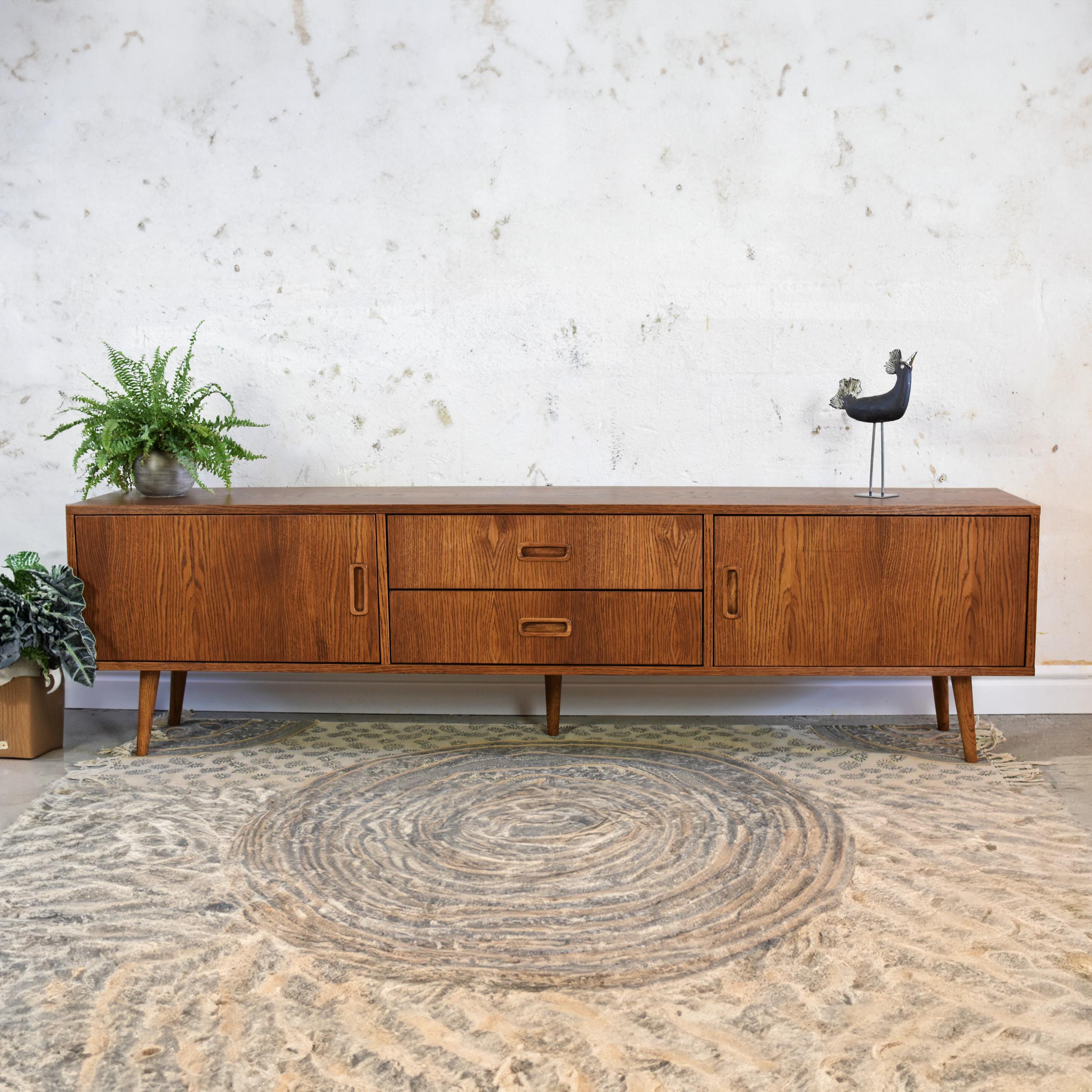 LOTV + Schrank von Pastform
Abmessungen: T 41 x B 175 x H 57 cm
MATERIALIEN: Gebeiztes und lackiertes Holz.

Erhältlich in verschiedenen Holzausführungen: Whiskey, Rum, BPA, Nobel, Brandy, Schwarz, Natura, Honig und Cognac. Erhältlich in drei