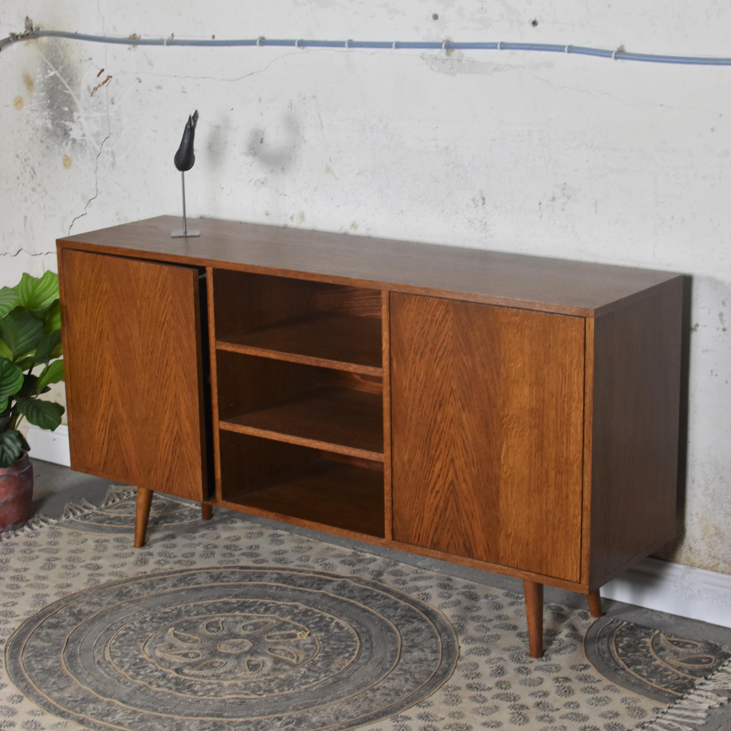LOTV High Medium Sideboard von Pastform, LOTV
Abmessungen: T 40 x B 175 x H 85 cm.
MATERIALIEN: Gebeiztes und lackiertes Holz.

Erhältlich in verschiedenen Holzausführungen: Whiskey, Rum, BPA, Nobel, Brandy, Schwarz und Natura. Erhältlich in drei