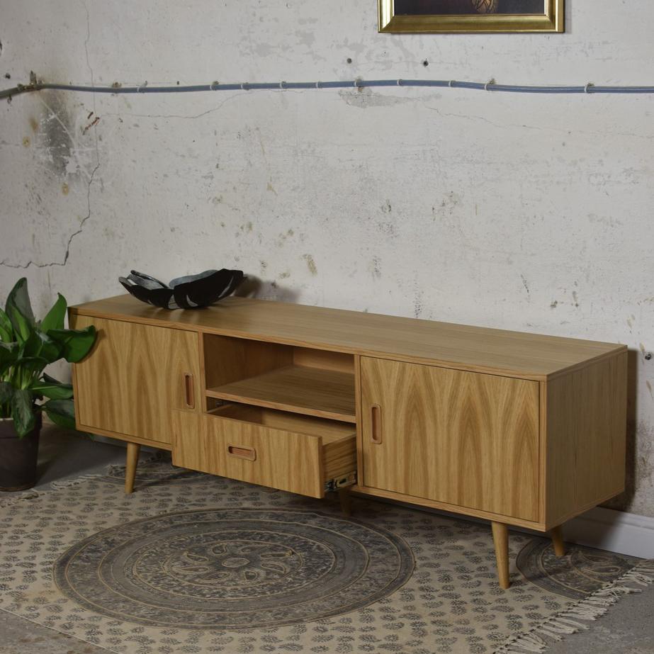 Mobile TV medio LOTV + Light di Pastform
Dimensioni: D 40 x L 175 x H 60 cm.
Materiali: Legno colorato e verniciato.

Disponibile in diverse finiture di colore del legno: Whiskey, Rum, BPA, Nobel, Brandy, Schwarz e Natura. Disponibile in tre diverse