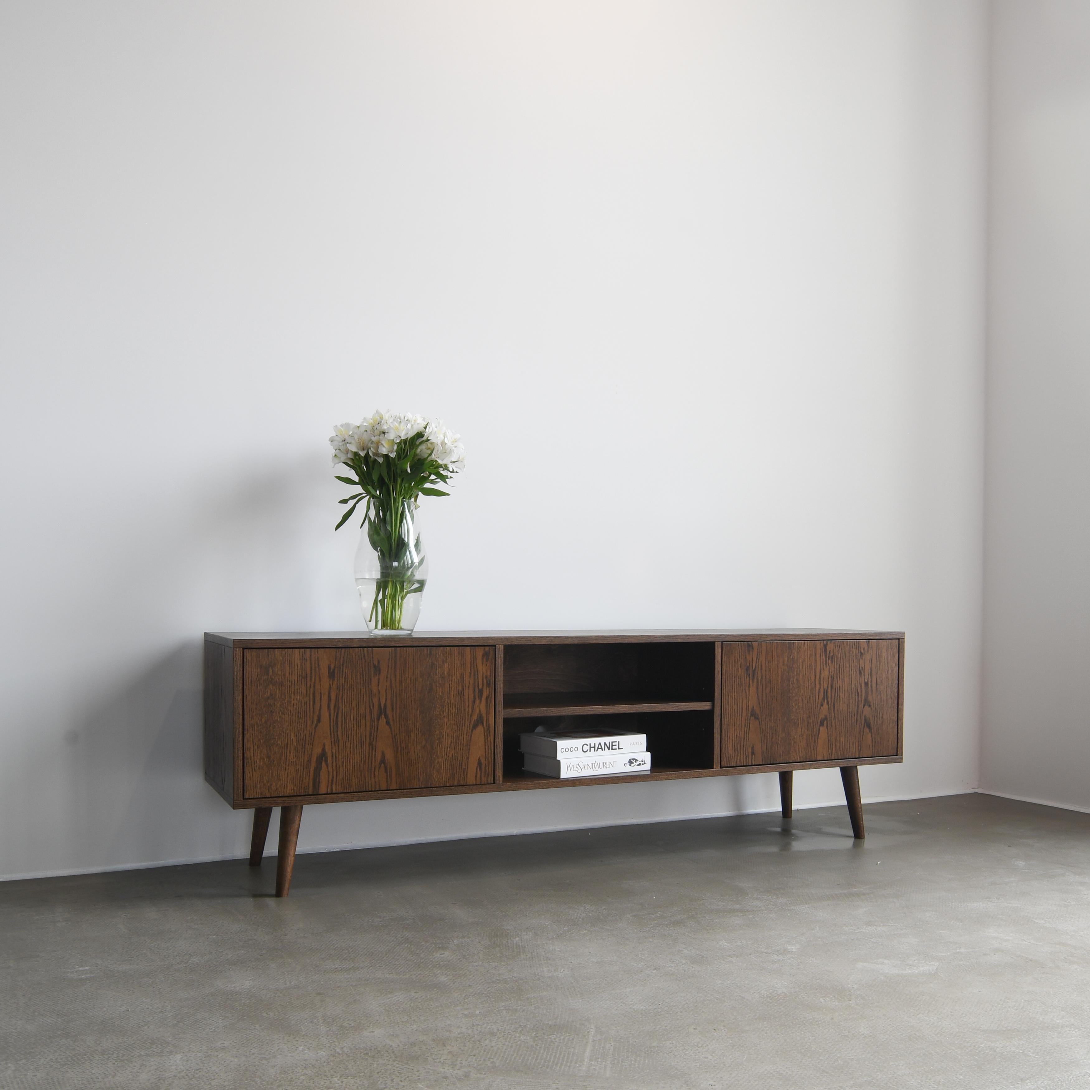 Meuble TV LOTV par Pastform
Dimensions : D 40 x L 200 x H 57 cm
MATERIAL : Bois teinté et verni.

Disponible en différentes couleurs de bois : Whisky, Rhum, BPA, Nobel, Brandy, Schwarz et Natura. Disponible en cinq largeurs différentes :