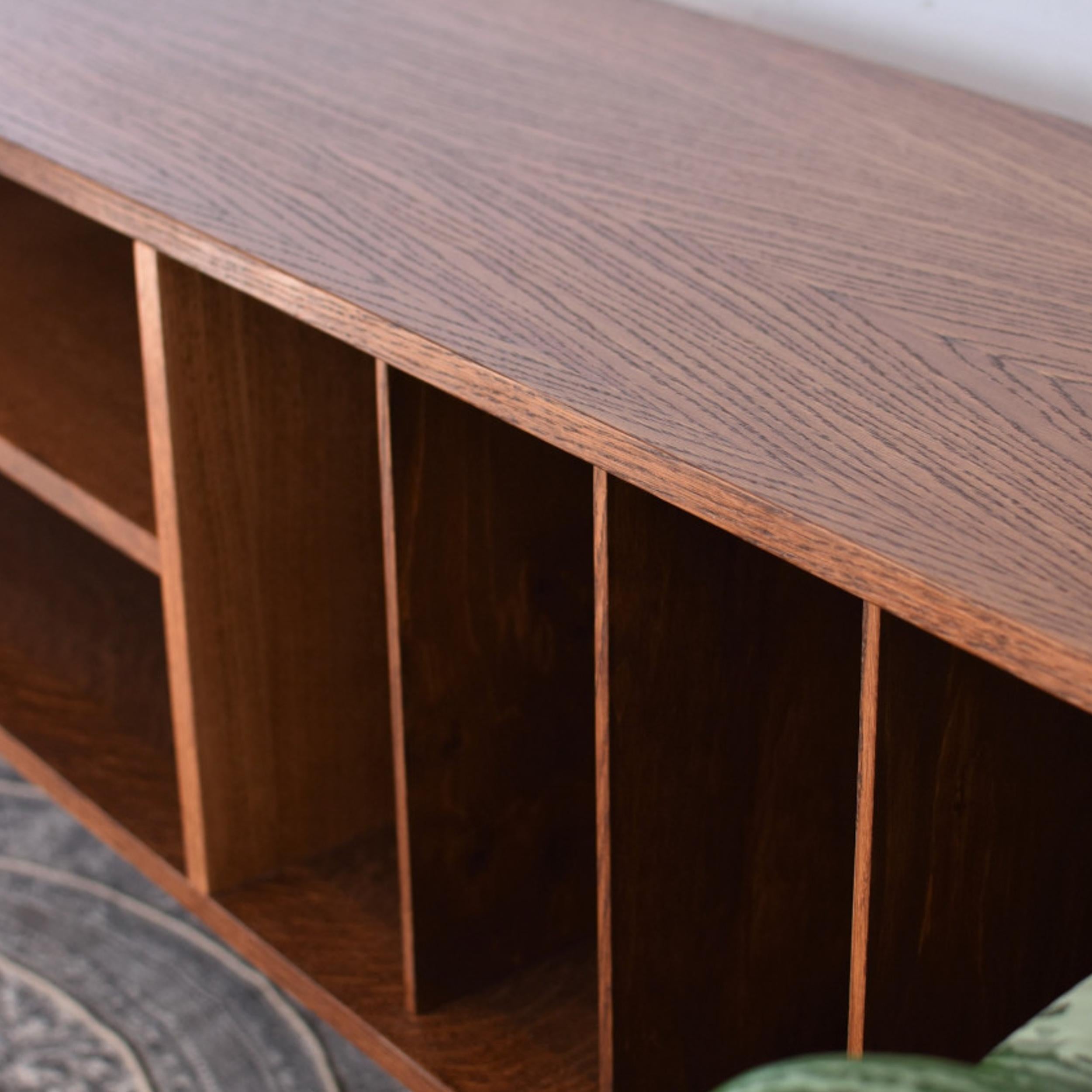LOTV Vinylschrank von Pastform
Abmessungen: T 40 x B 175 x H 57 cm
MATERIALIEN: Gebeiztes und lackiertes Holz.

Erhältlich in verschiedenen Holzausführungen: Whiskey, Rum, BPA, Nobel, Brandy, Schwarz, Natura, Honig und Cognac. Erhältlich in fünf