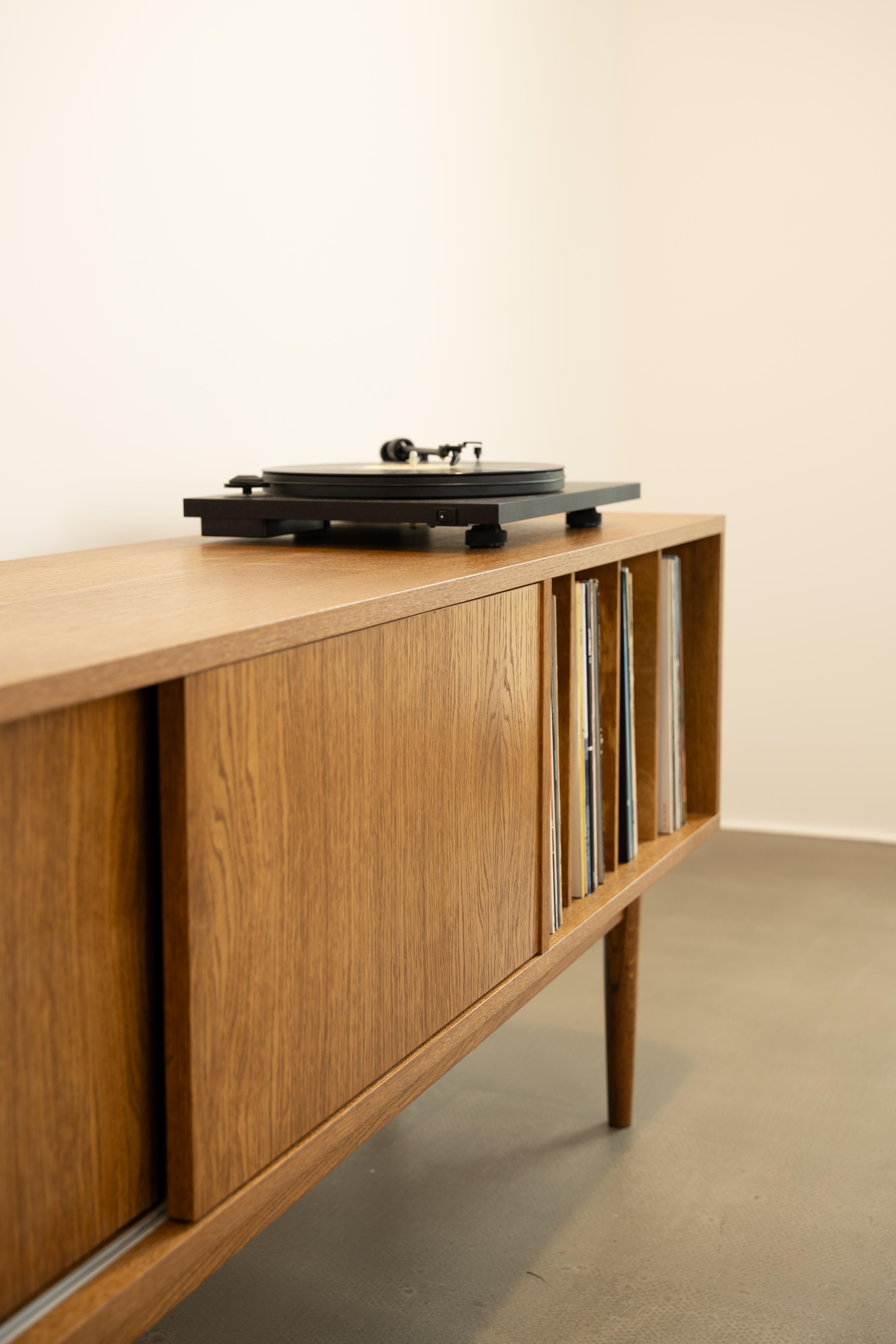 LOTV Vinyl-Schiebeschrank von Pastform (Postmoderne) im Angebot
