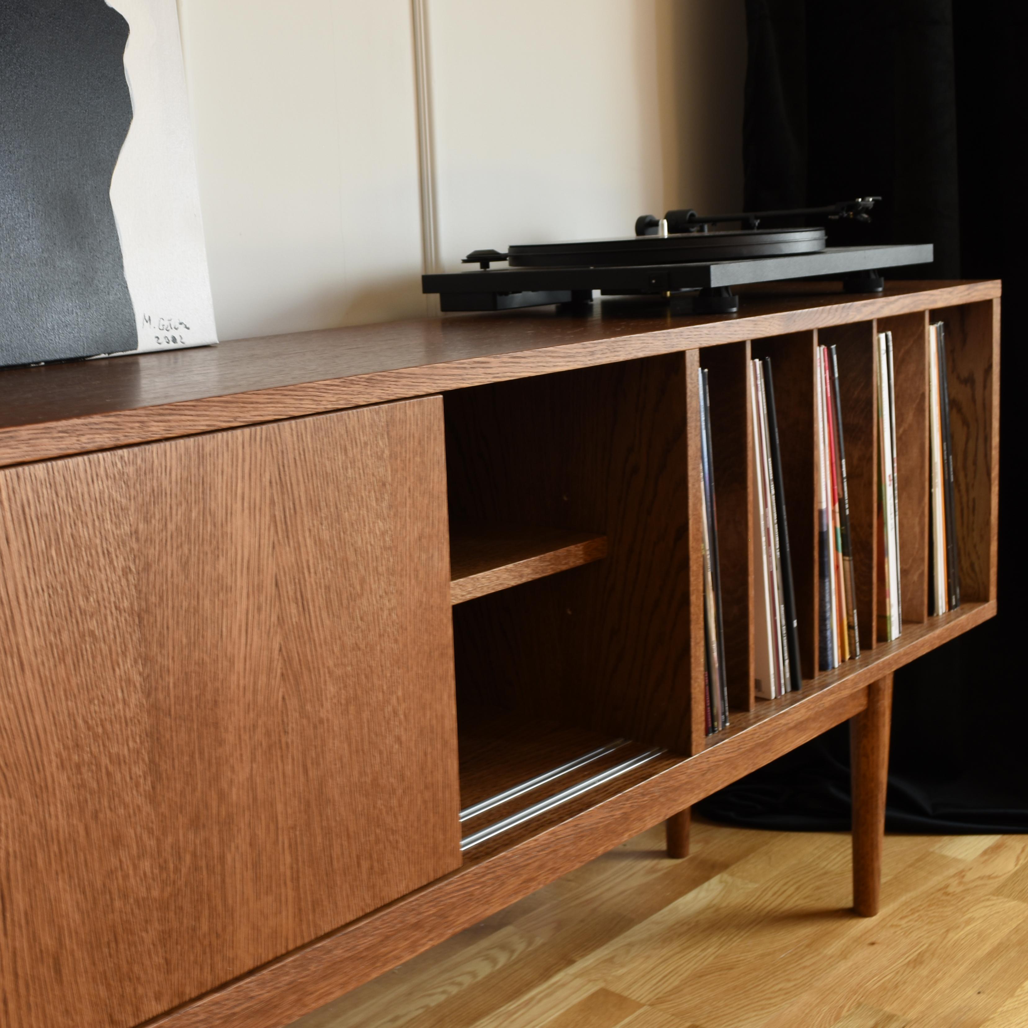LOTV Vinyl-Schiebeschrank von Pastform (Polnisch) im Angebot