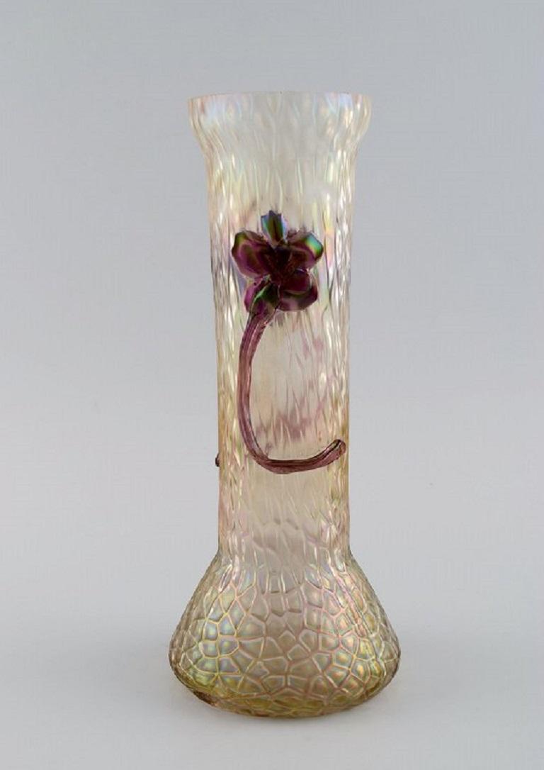Lötz Art Nouveau vase in frosted mouth-blown art glass with purple flowers in relief. Approx. 1900.
Measures: 27 x 11.5 cm.
In excellent condition.